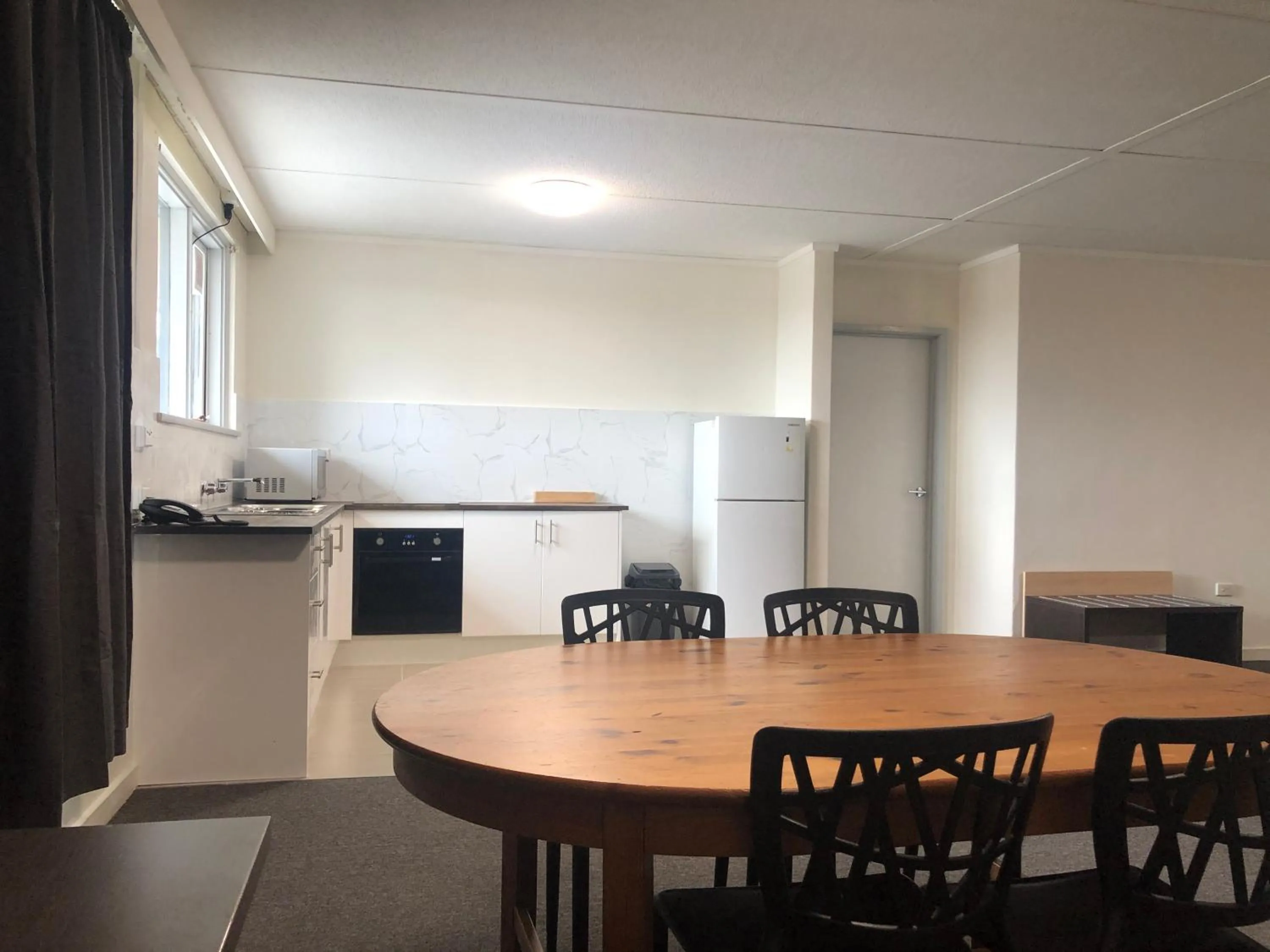 Kitchen or kitchenette in Parkside Inn Motel