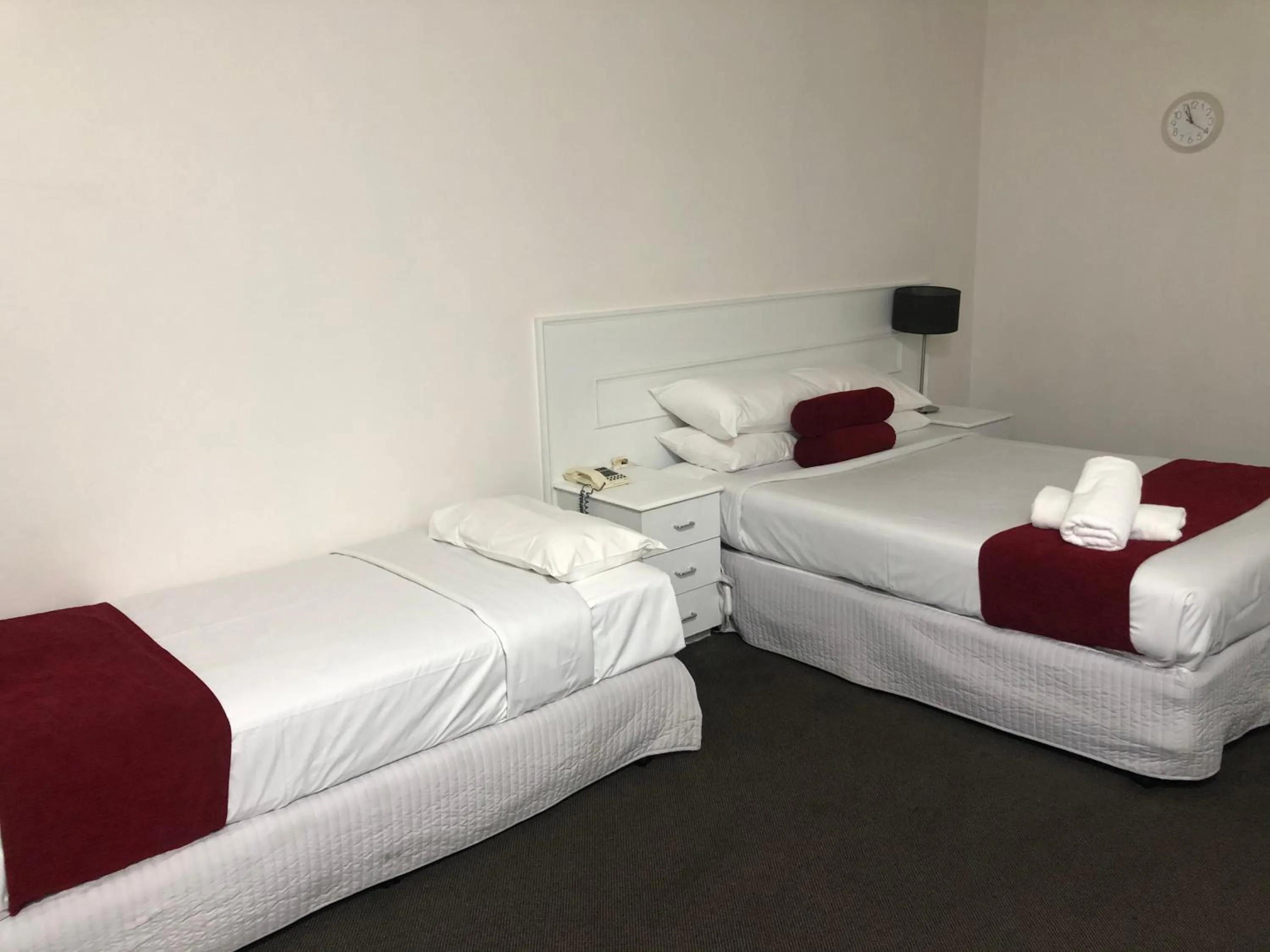 Bed in Parkside Inn Motel