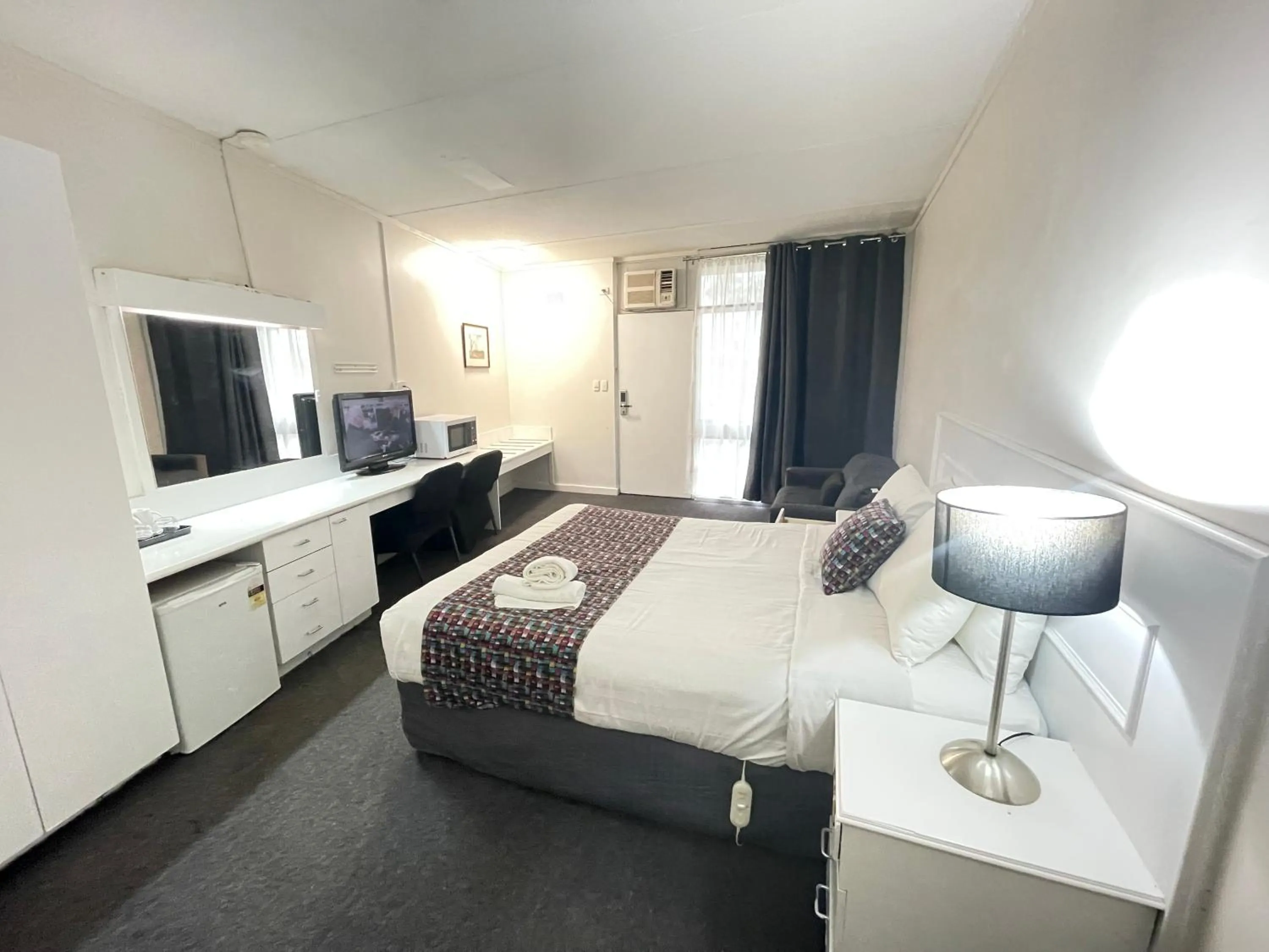 Bed in Parkside Inn Motel