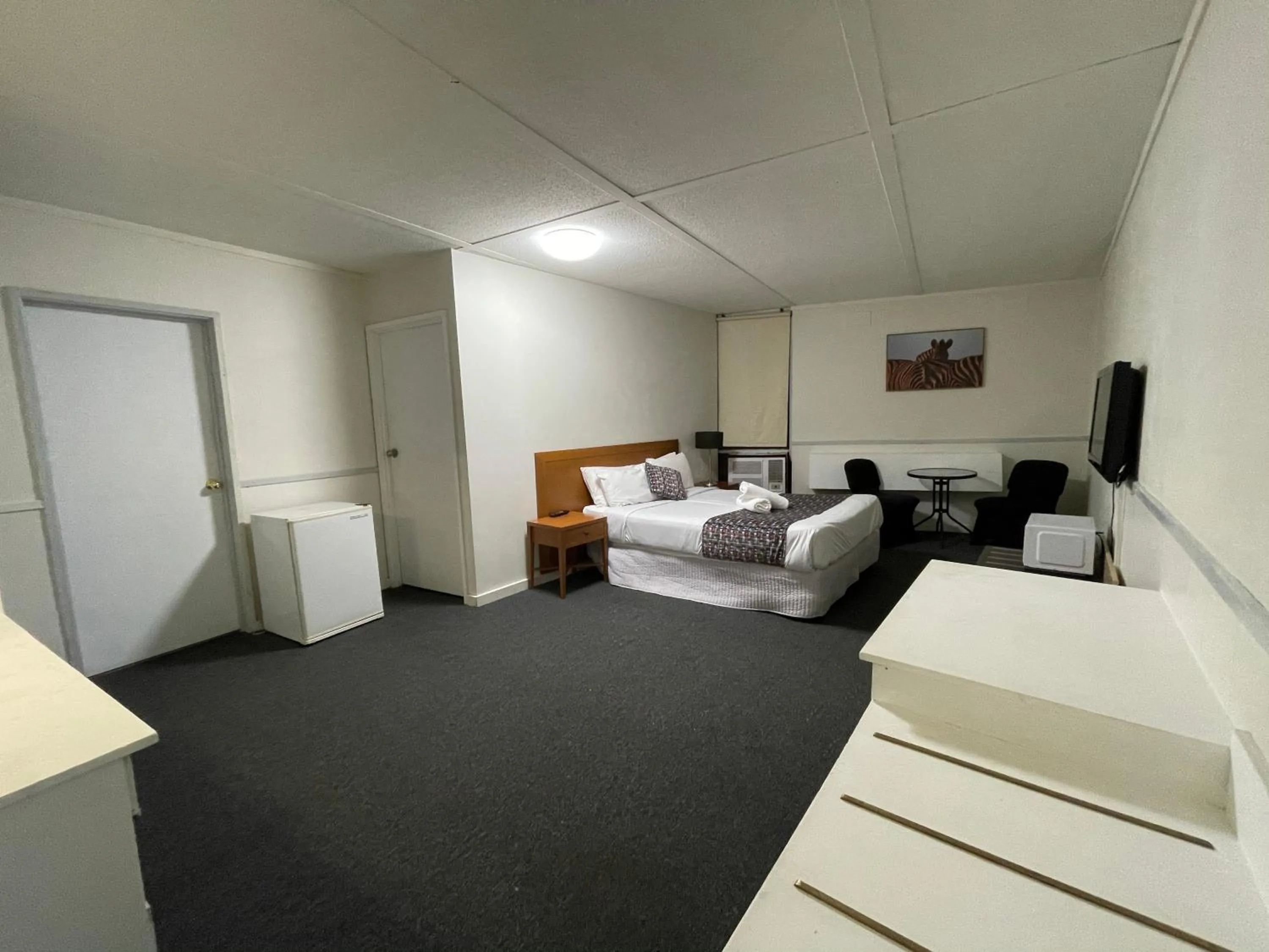 Bed in Parkside Inn Motel