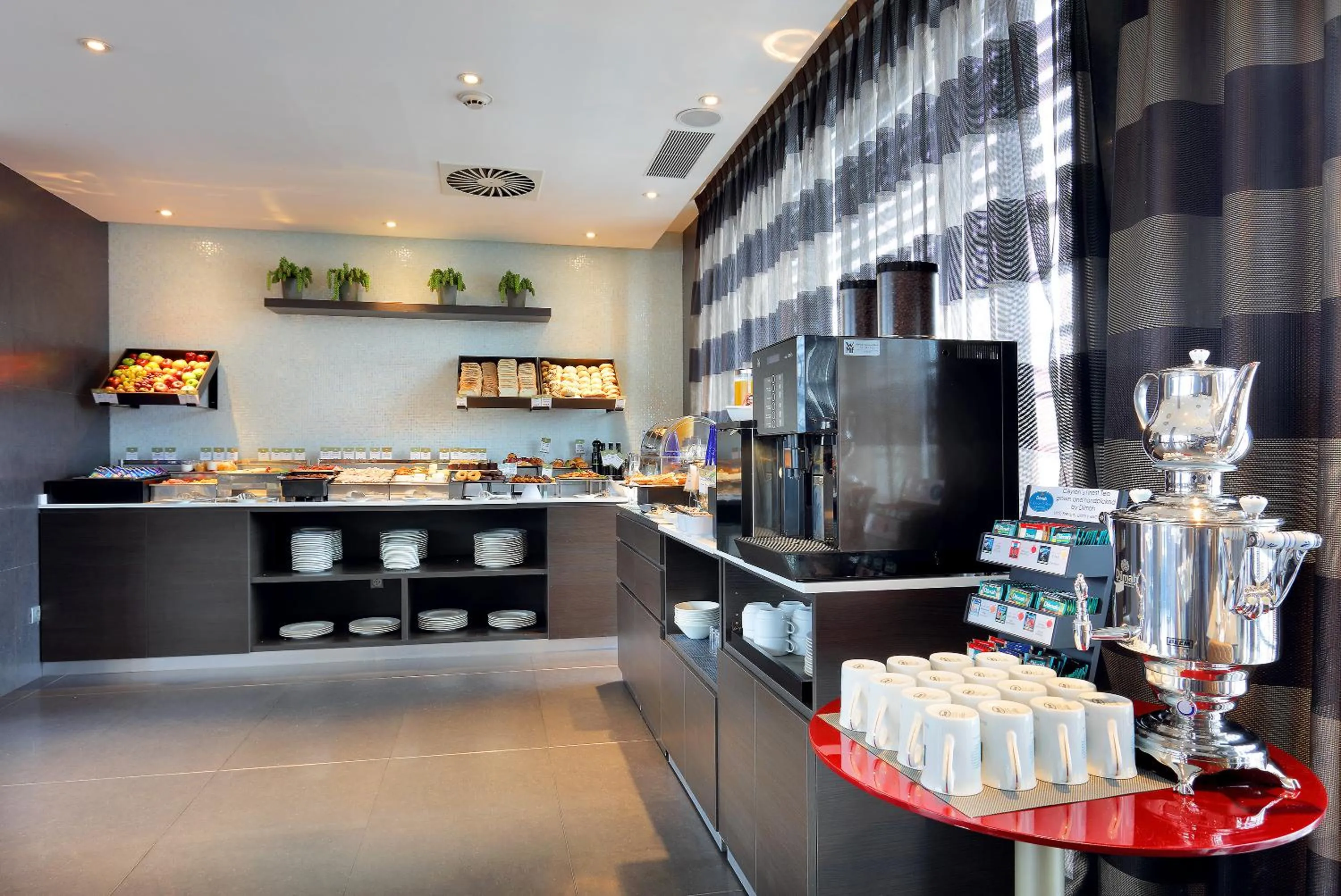 Lounge or bar in Eurostars Plaza Mayor