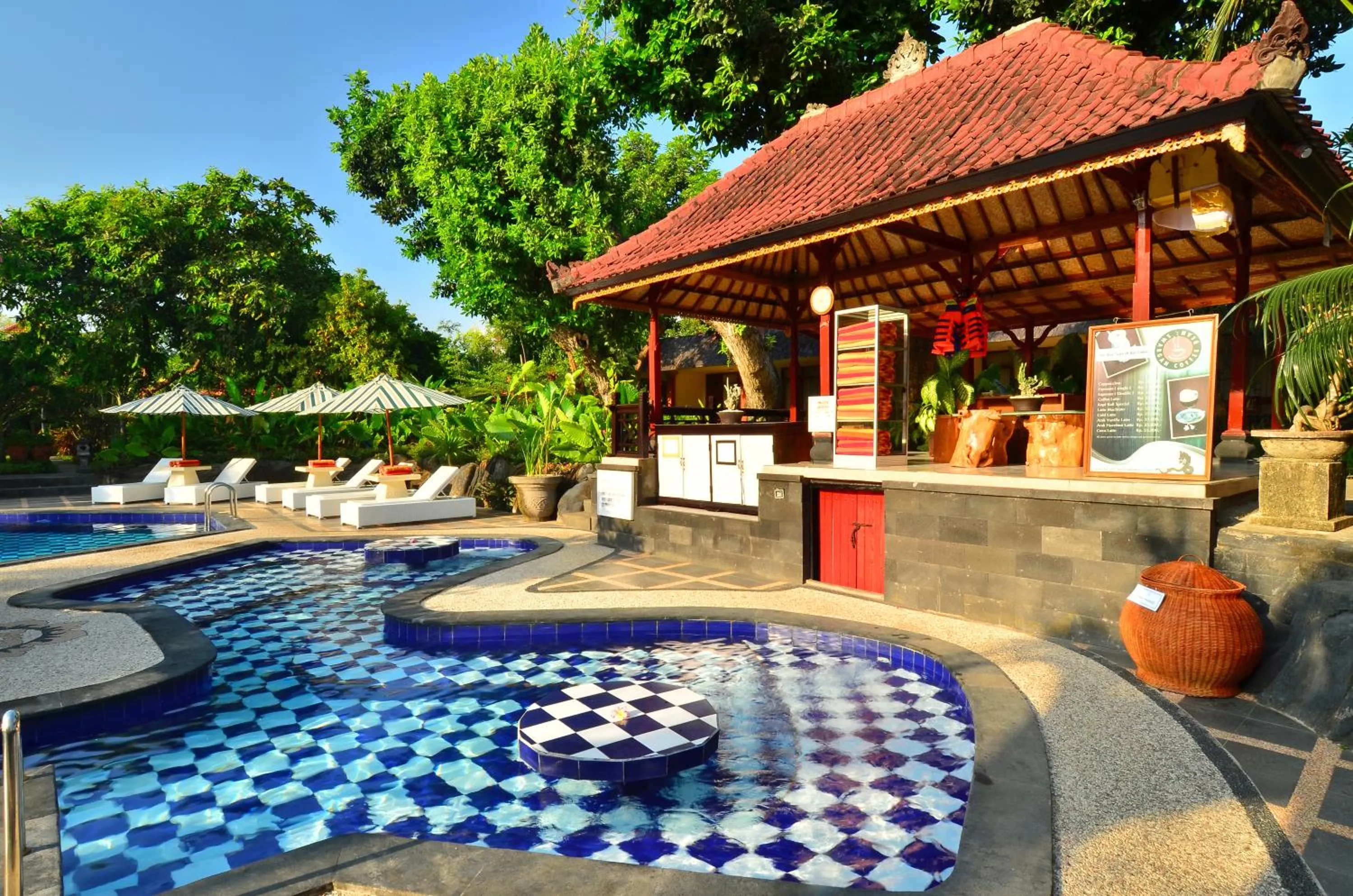 Swimming pool in Inna Sindhu Beach Hotel & Resort