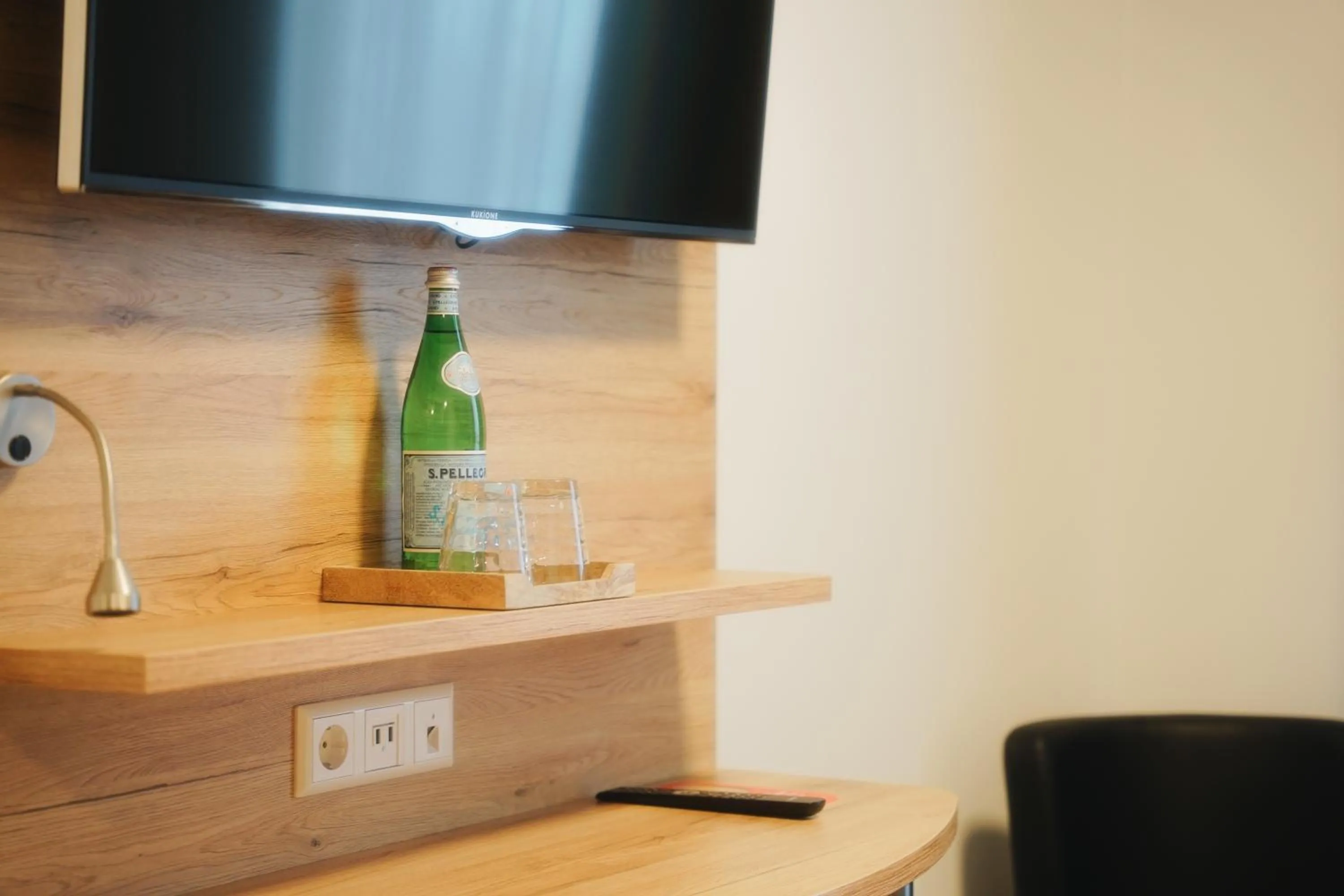 Photo of the whole room in Outlet Hotel