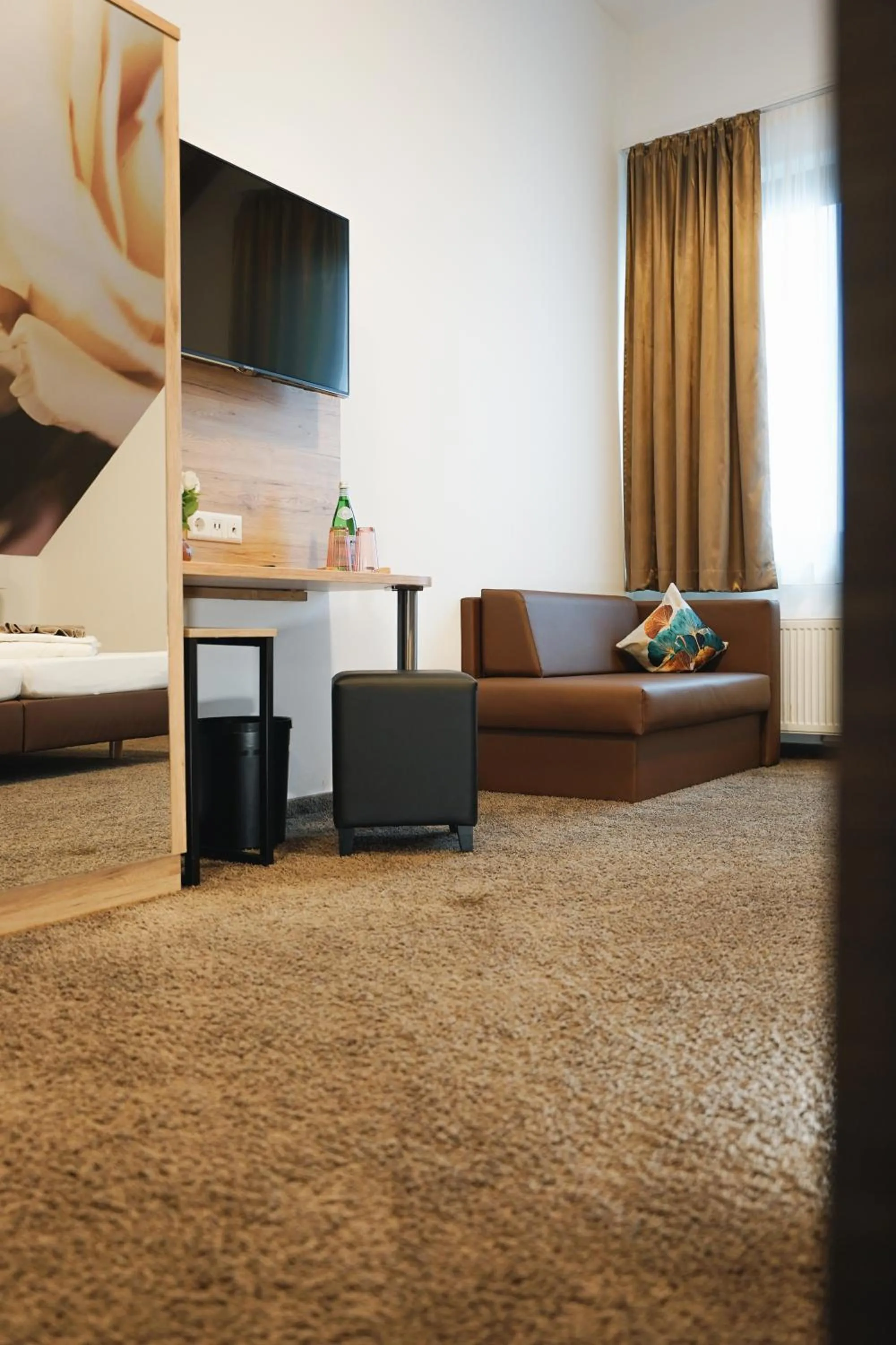 Photo of the whole room in Outlet Hotel