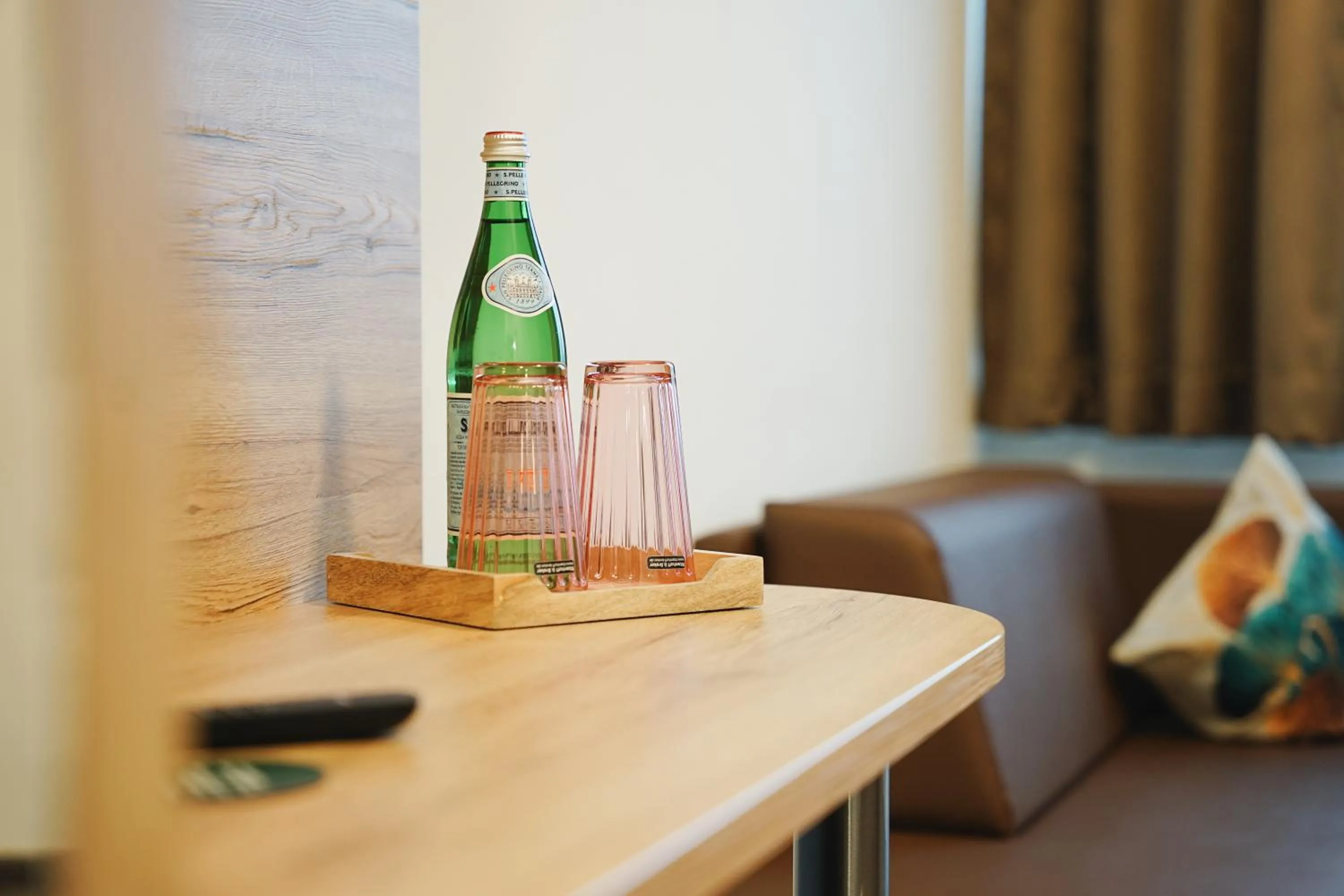 Photo of the whole room in Outlet Hotel