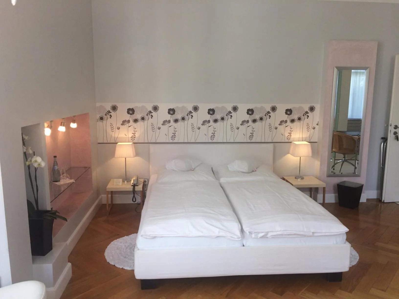 Photo of the whole room, Bed in Hotel Heidelberg Astoria