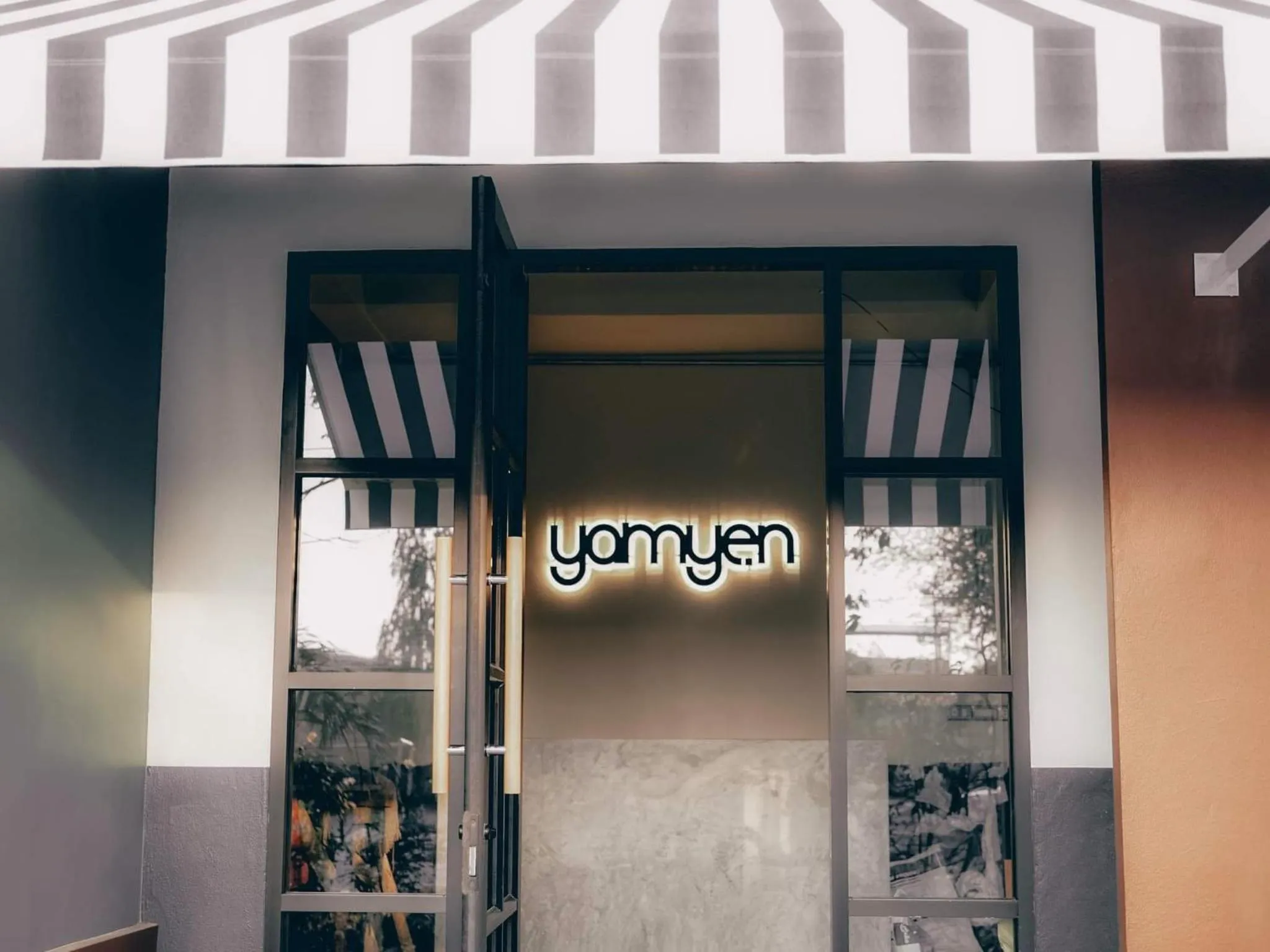 Facade/entrance in Yam Yen Hostel