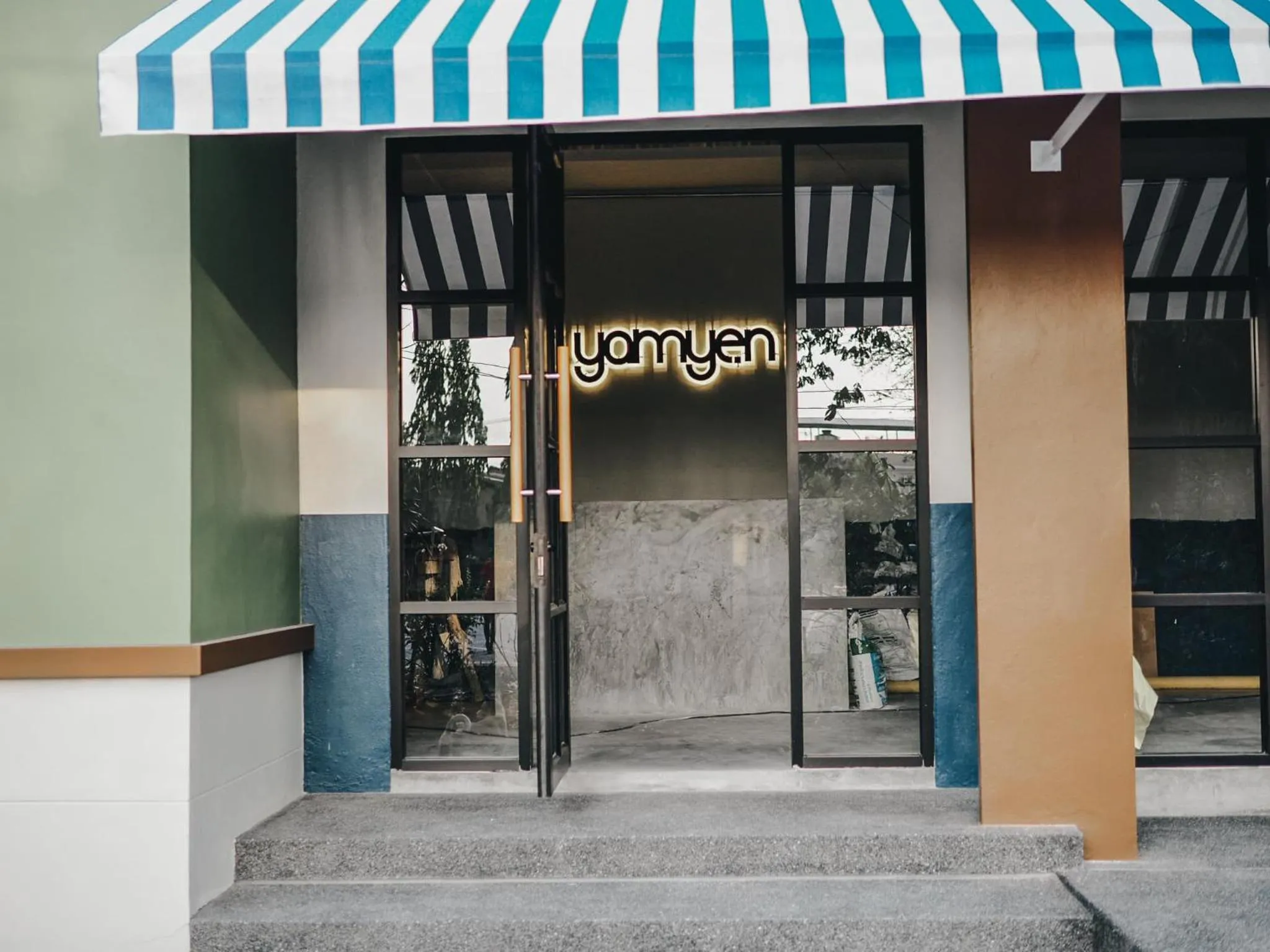 Facade/entrance in Yam Yen Hostel