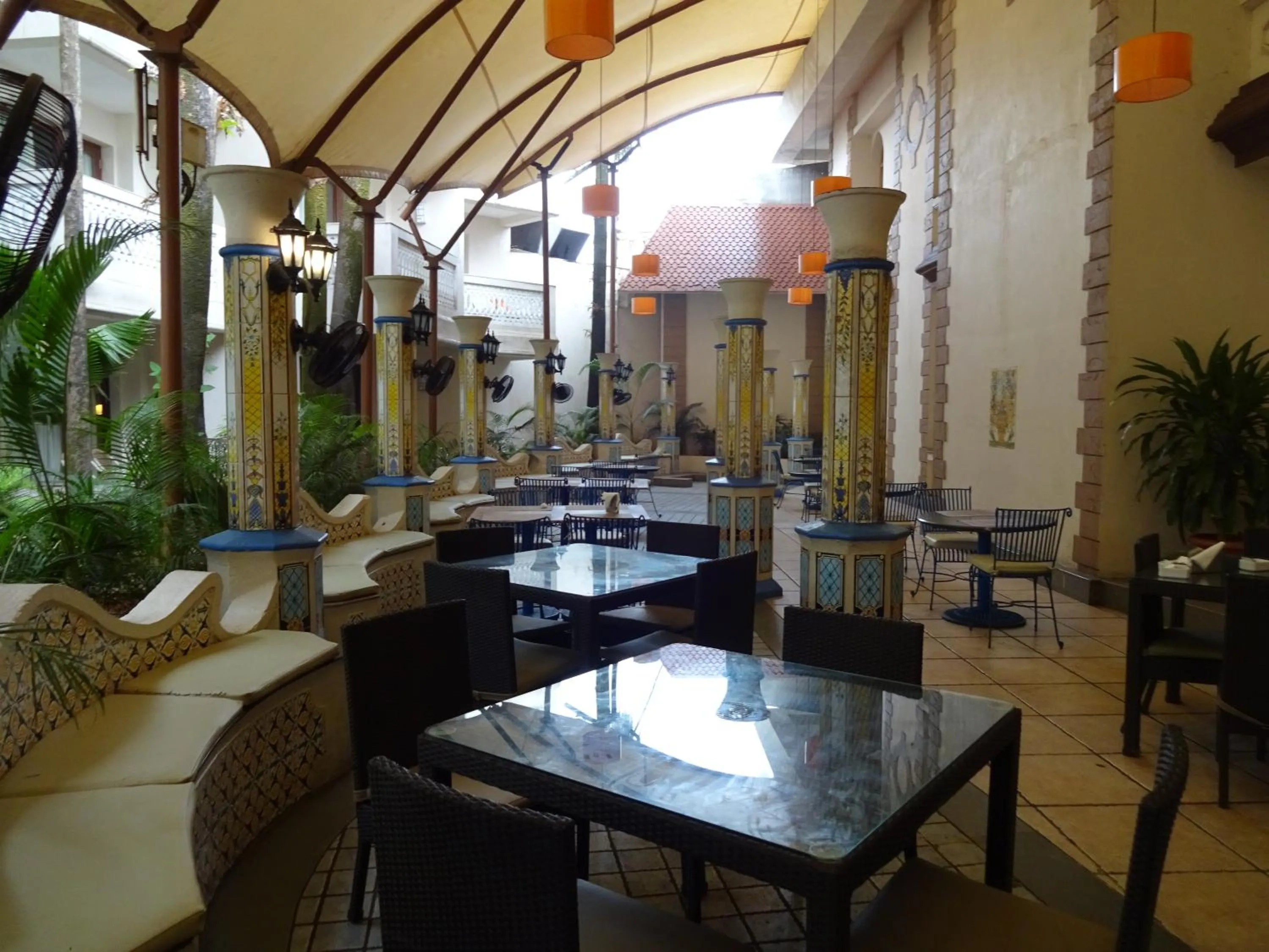 Restaurant/places to eat in Club Mahindra Emerald Palms, Goa