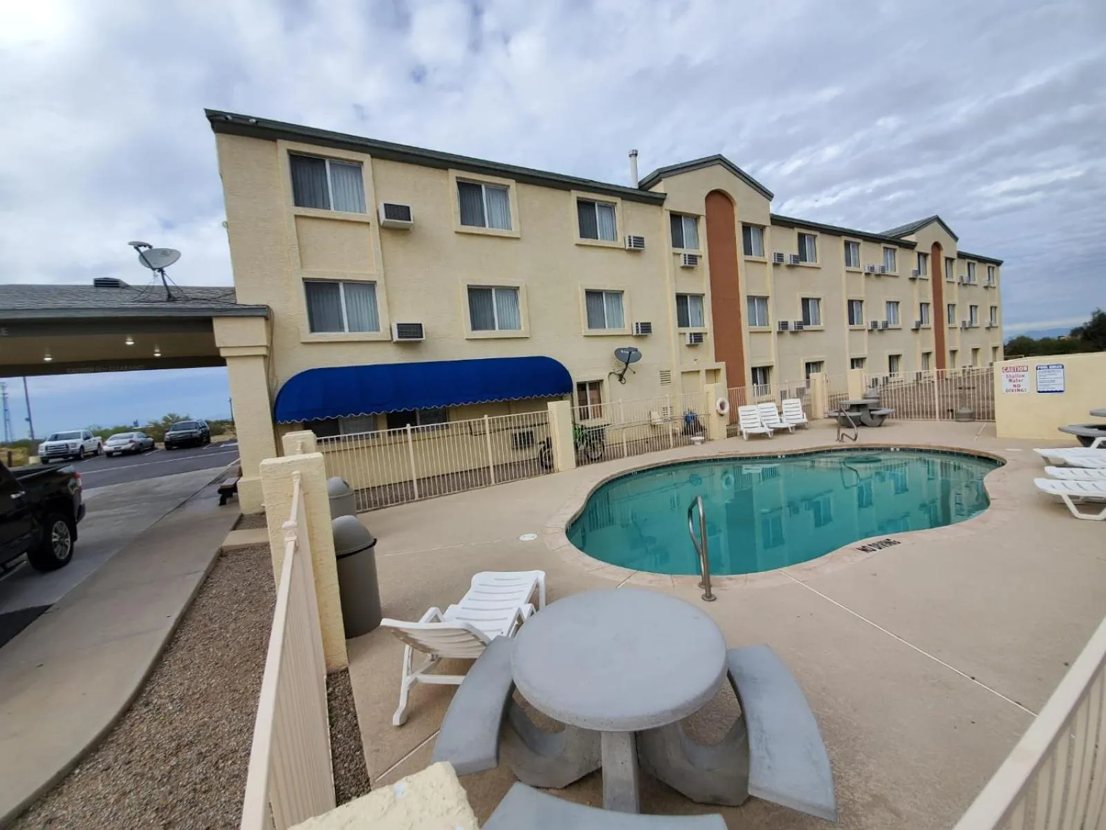Property building in Americas Choice Inn & Suites