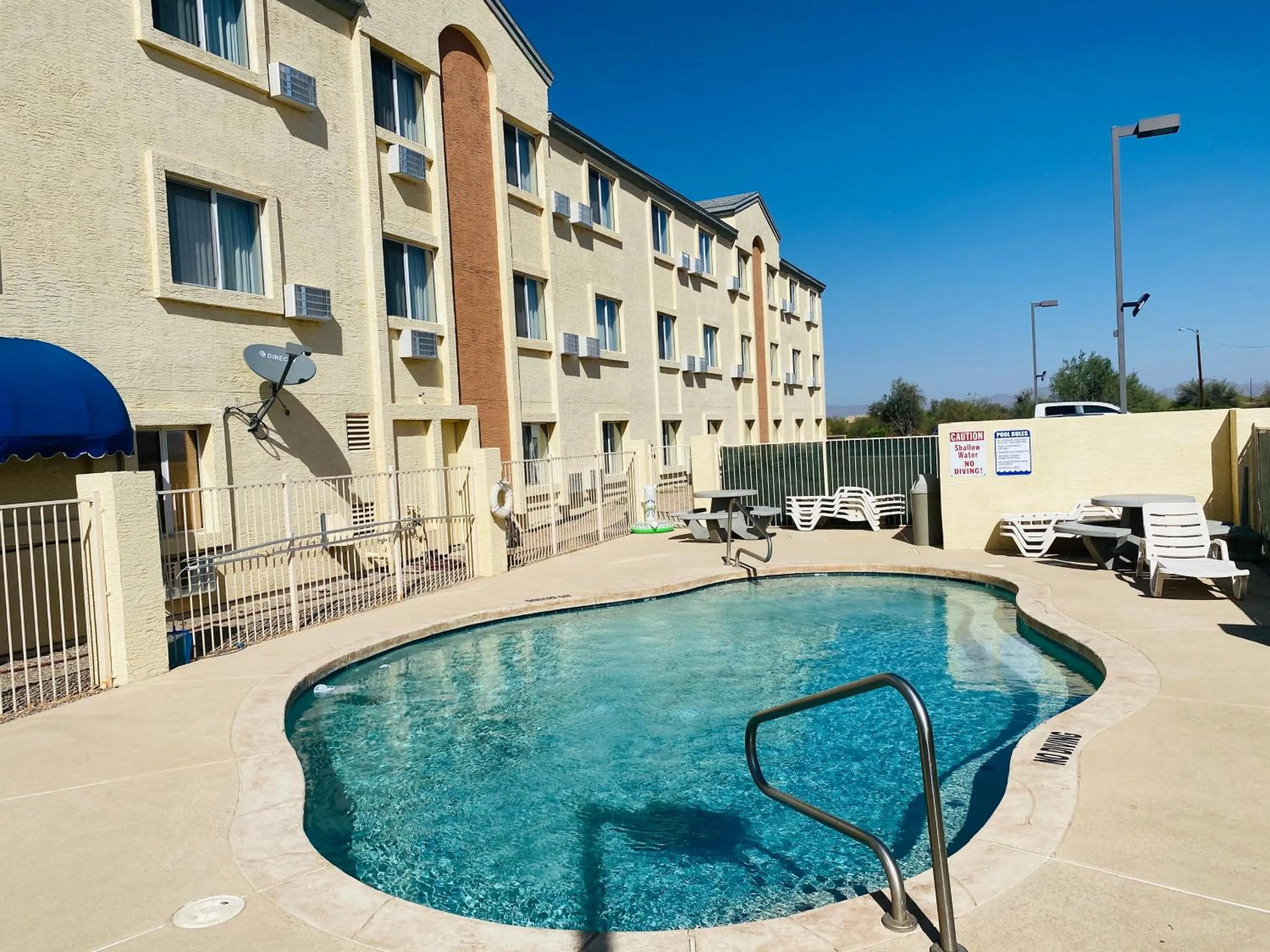 Swimming pool in Americas Choice Inn & Suites