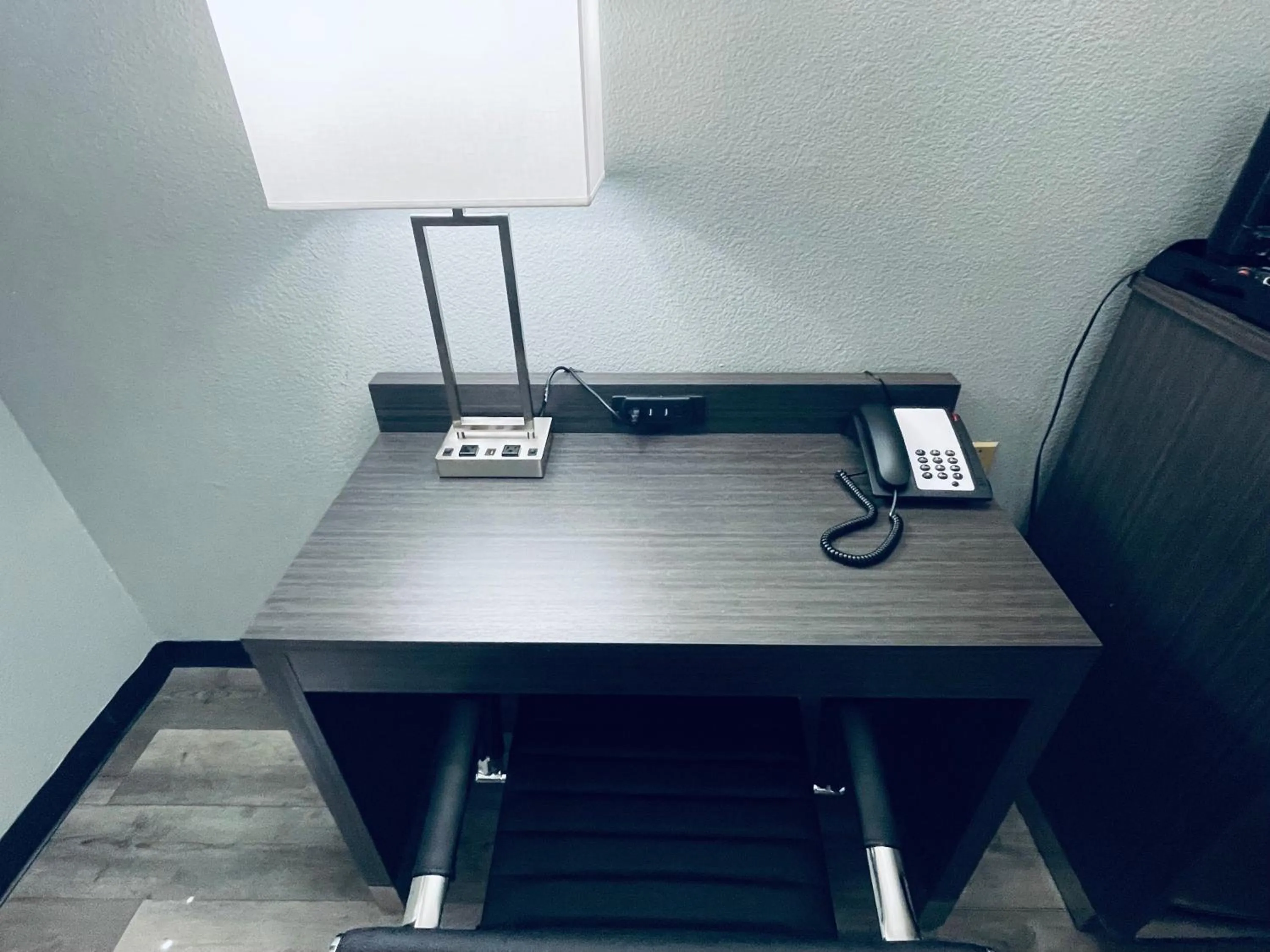 hair dresser in Americas Choice Inn & Suites