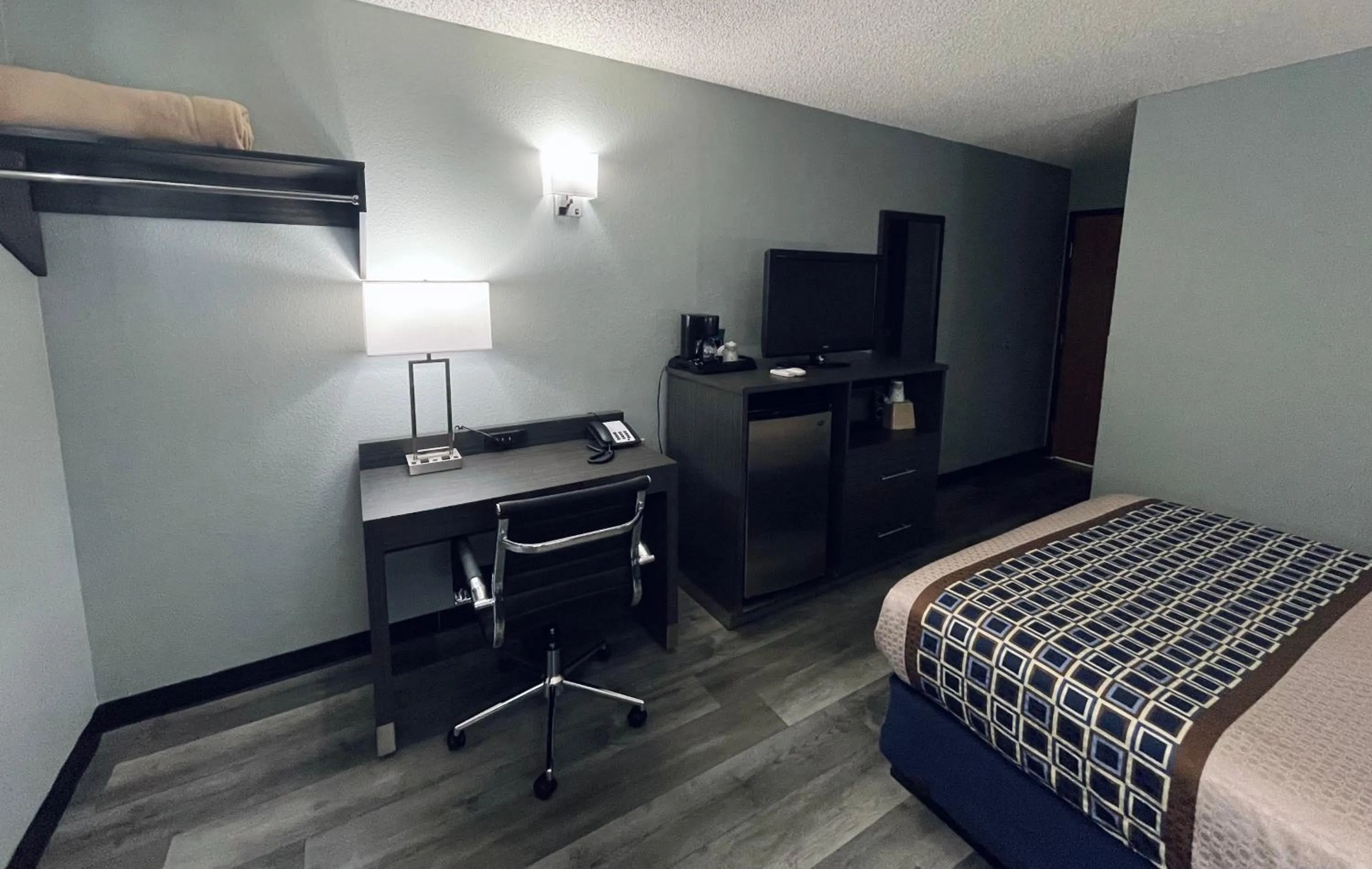 TV and multimedia, Bed in Americas Choice Inn & Suites