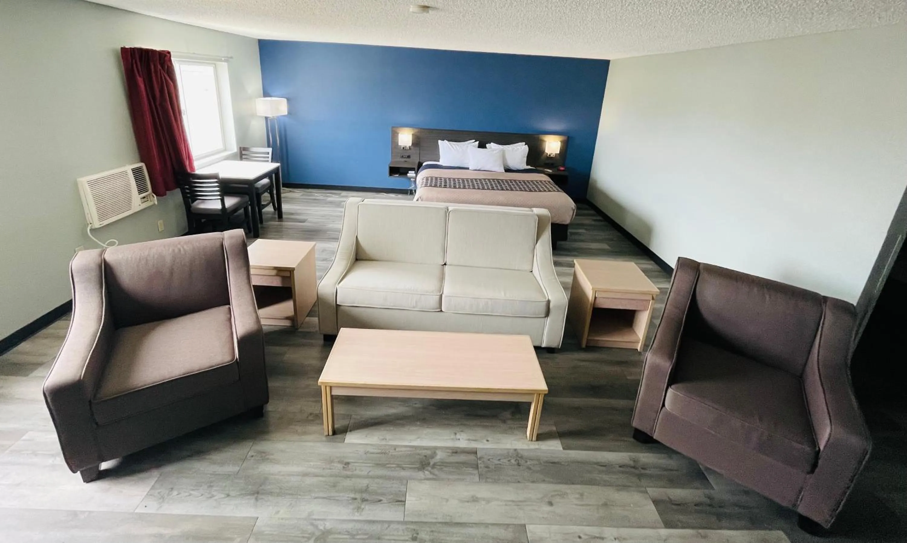 Bedroom, Bed in Americas Choice Inn & Suites