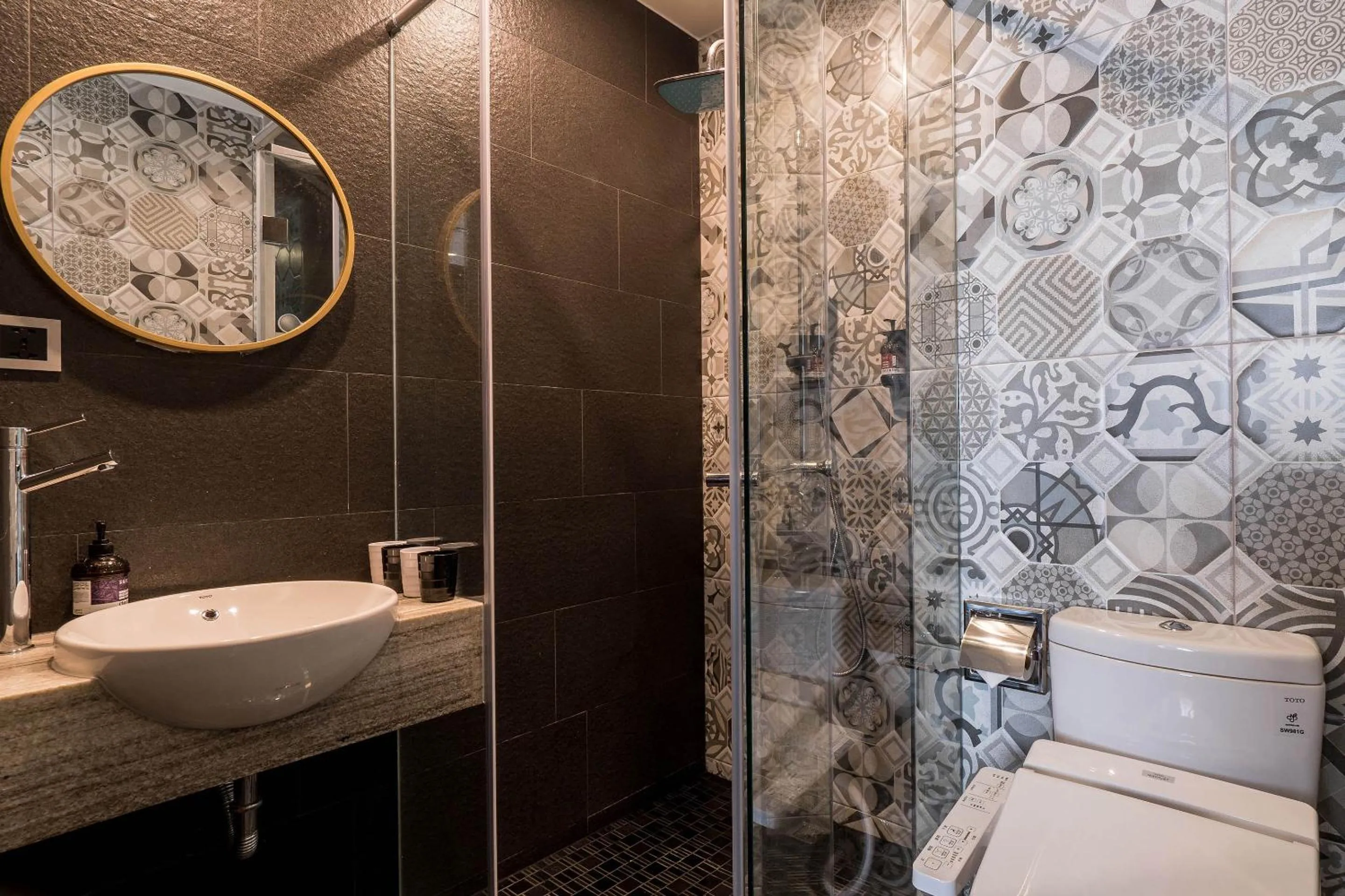 Bathroom in Royal Roi Hotel