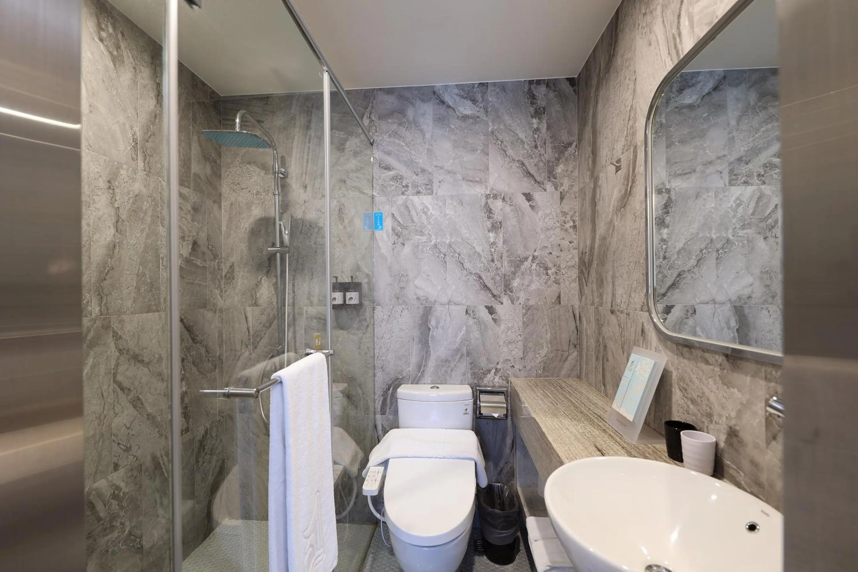 Bathroom in Royal Roi Hotel