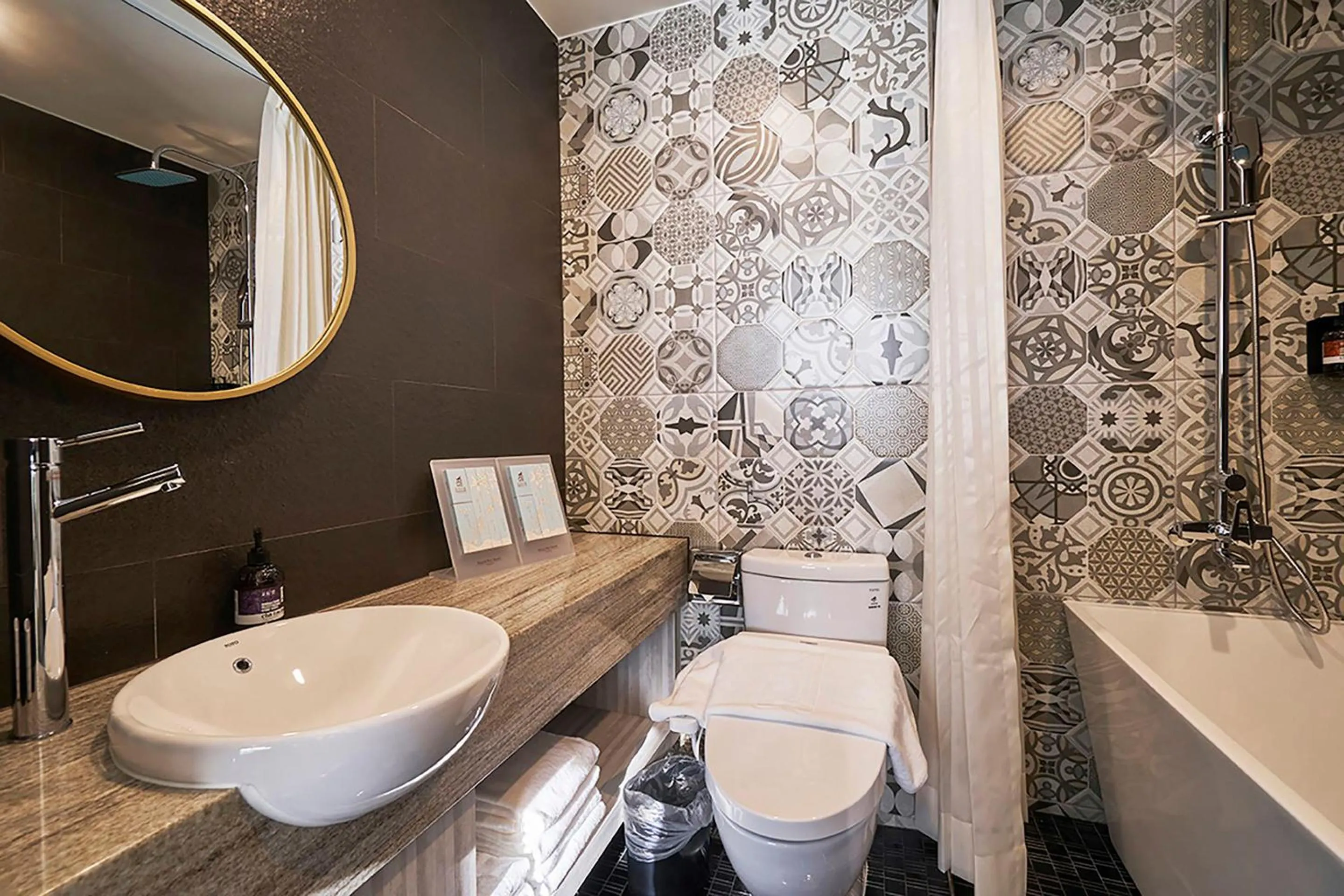 Bathroom in Royal Roi Hotel