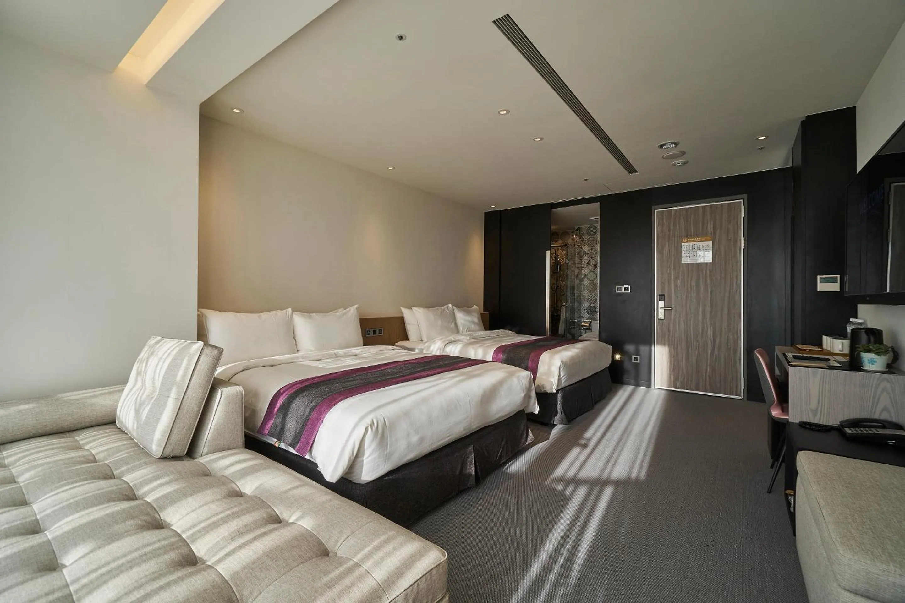 Photo of the whole room, Bed in Royal Roi Hotel