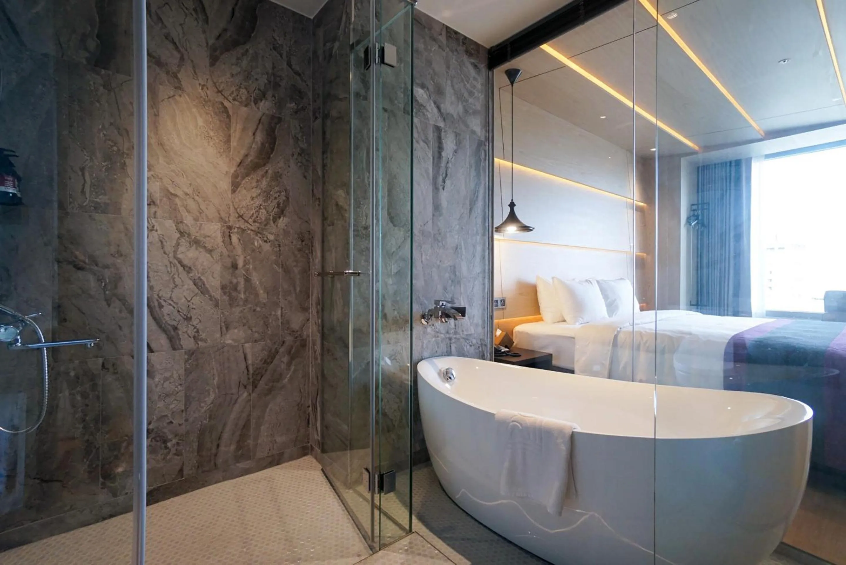 Bathroom, Bed in Royal Roi Hotel