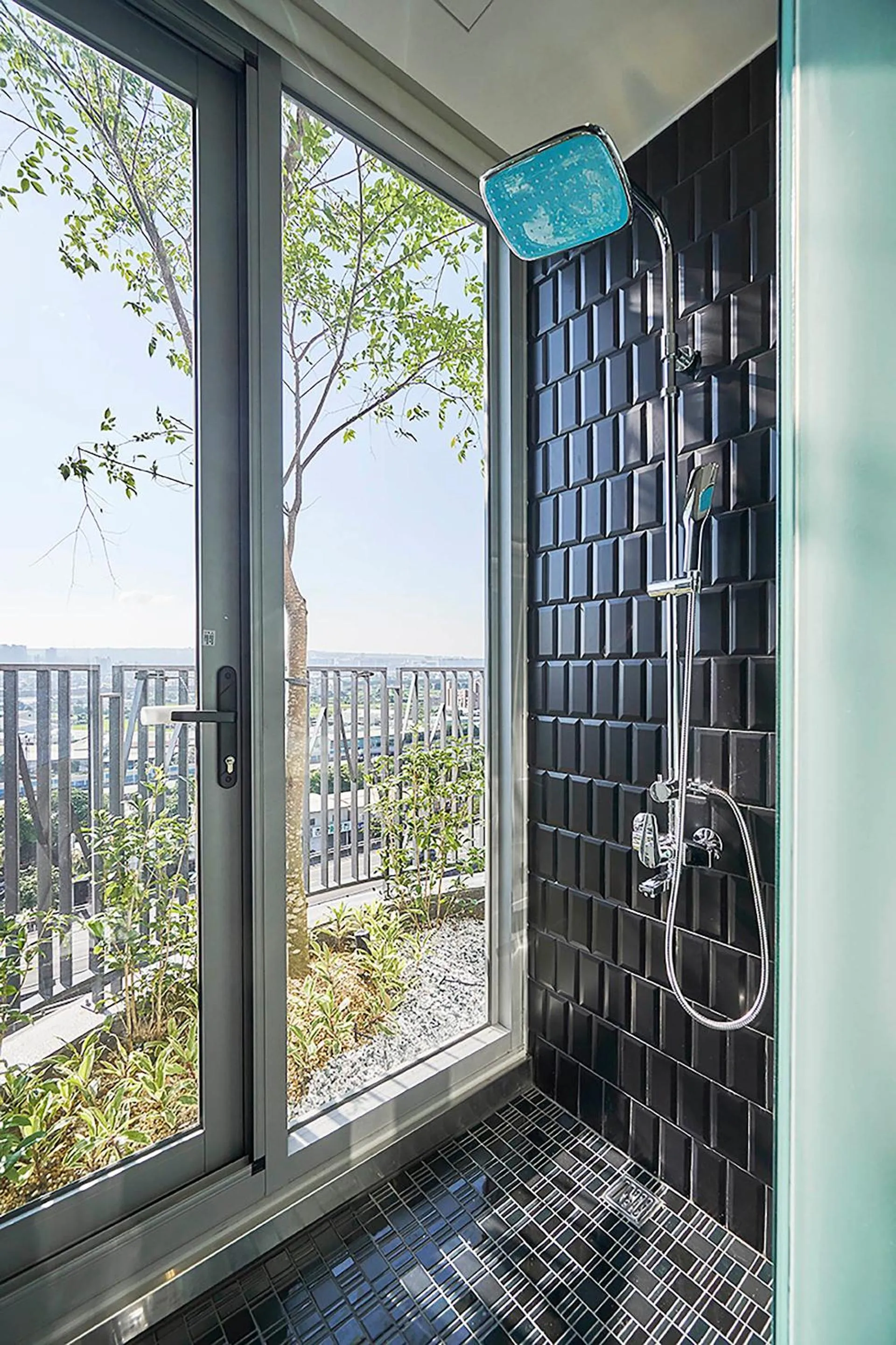Shower in Royal Roi Hotel