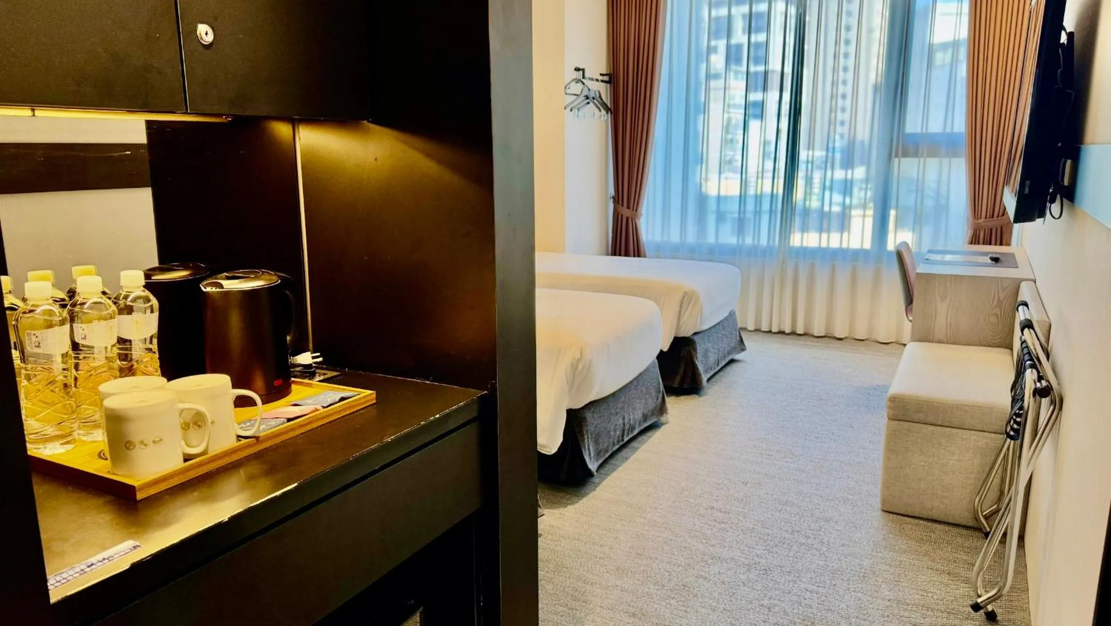 Bedroom, Bed in Royal Roi Hotel