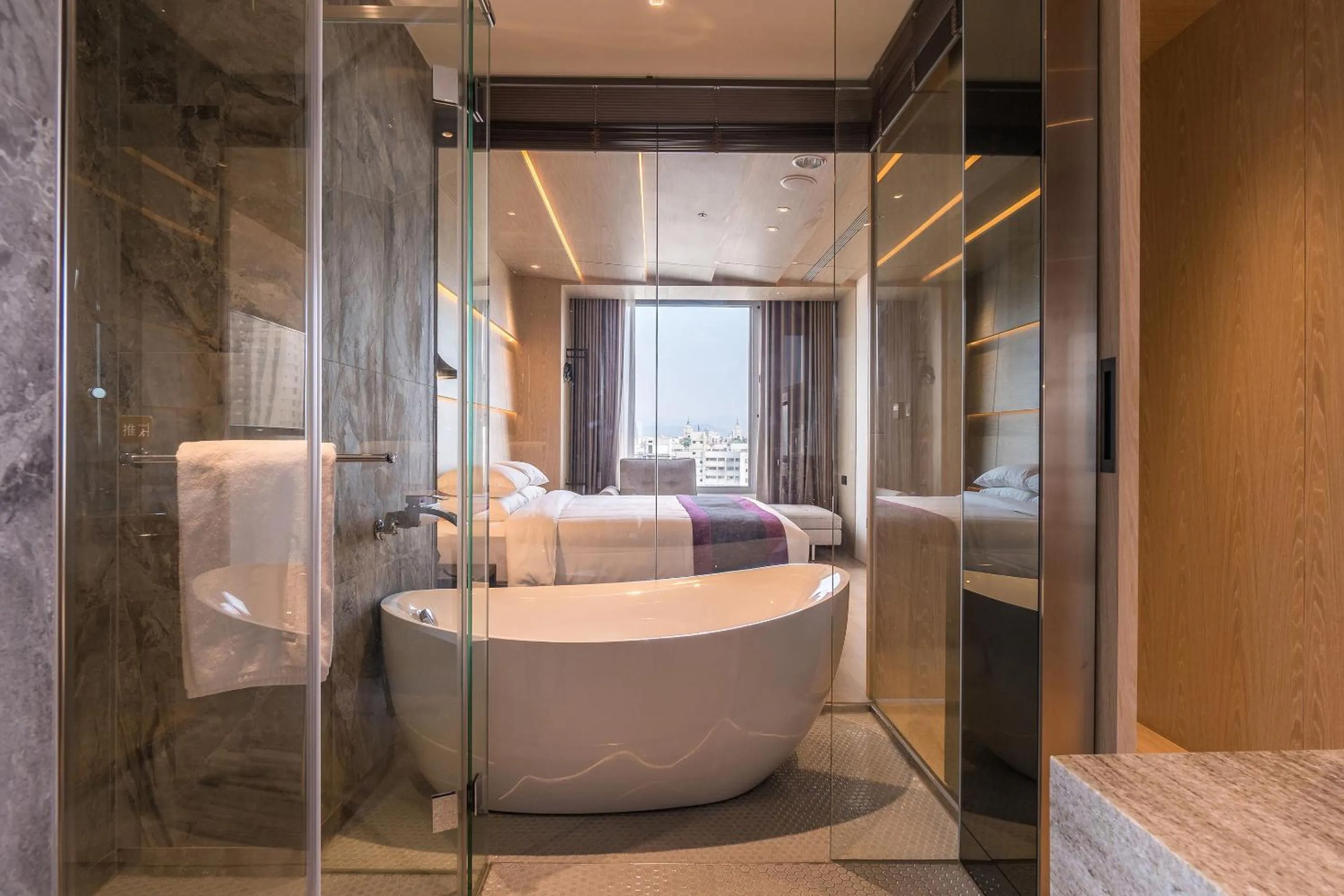 Bathroom, Bed in Royal Roi Hotel