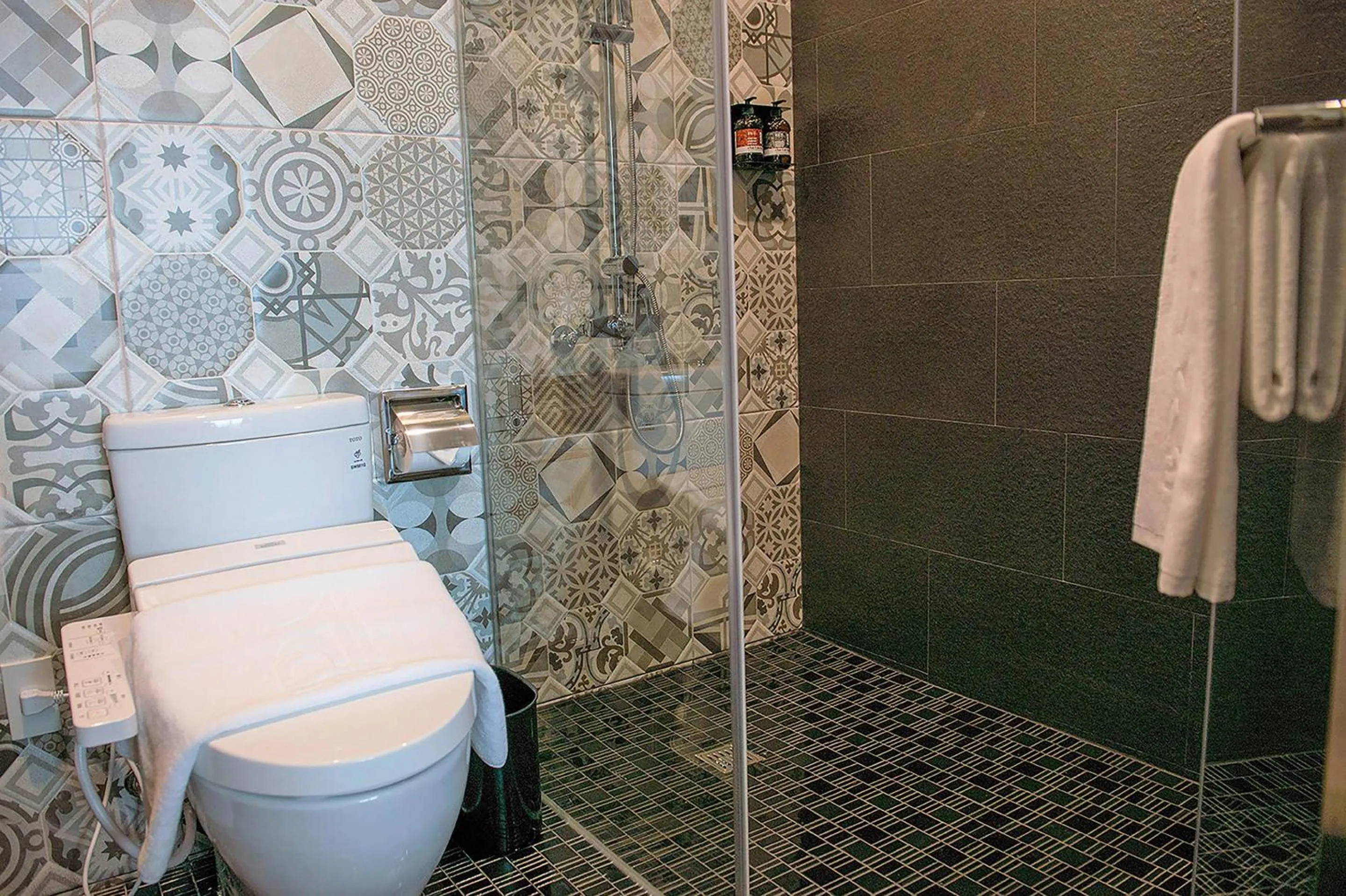 Bathroom in Royal Roi Hotel