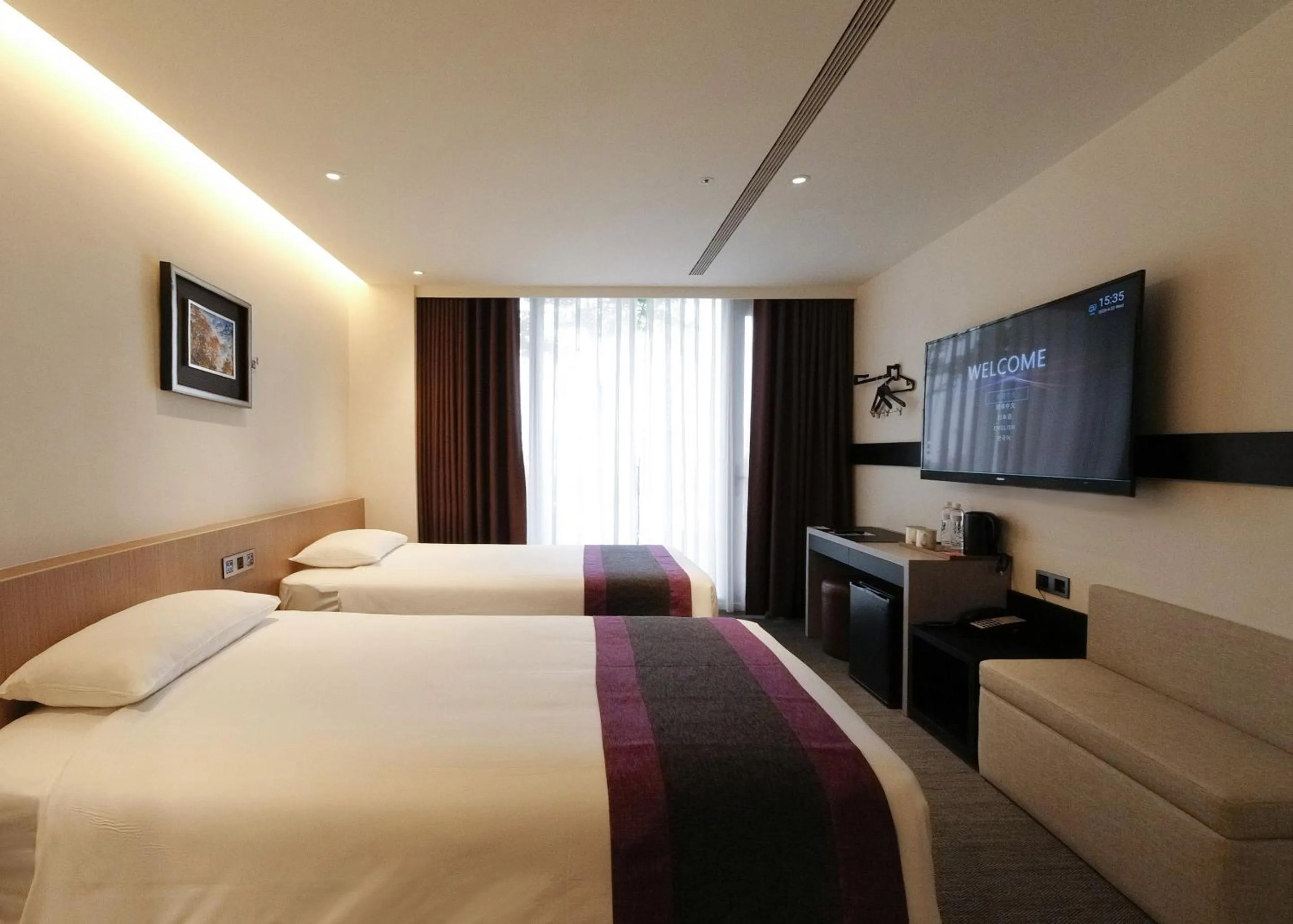 Photo of the whole room, Bed in Royal Roi Hotel