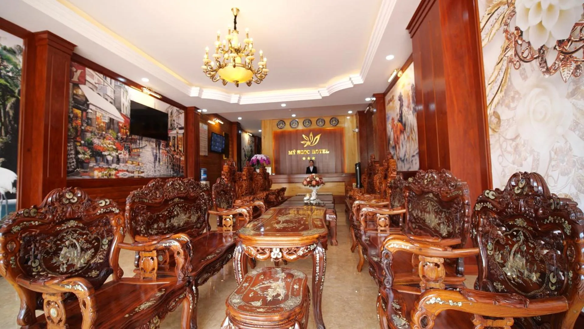 Staff in KHÁCH SẠN MỸ NGỌC