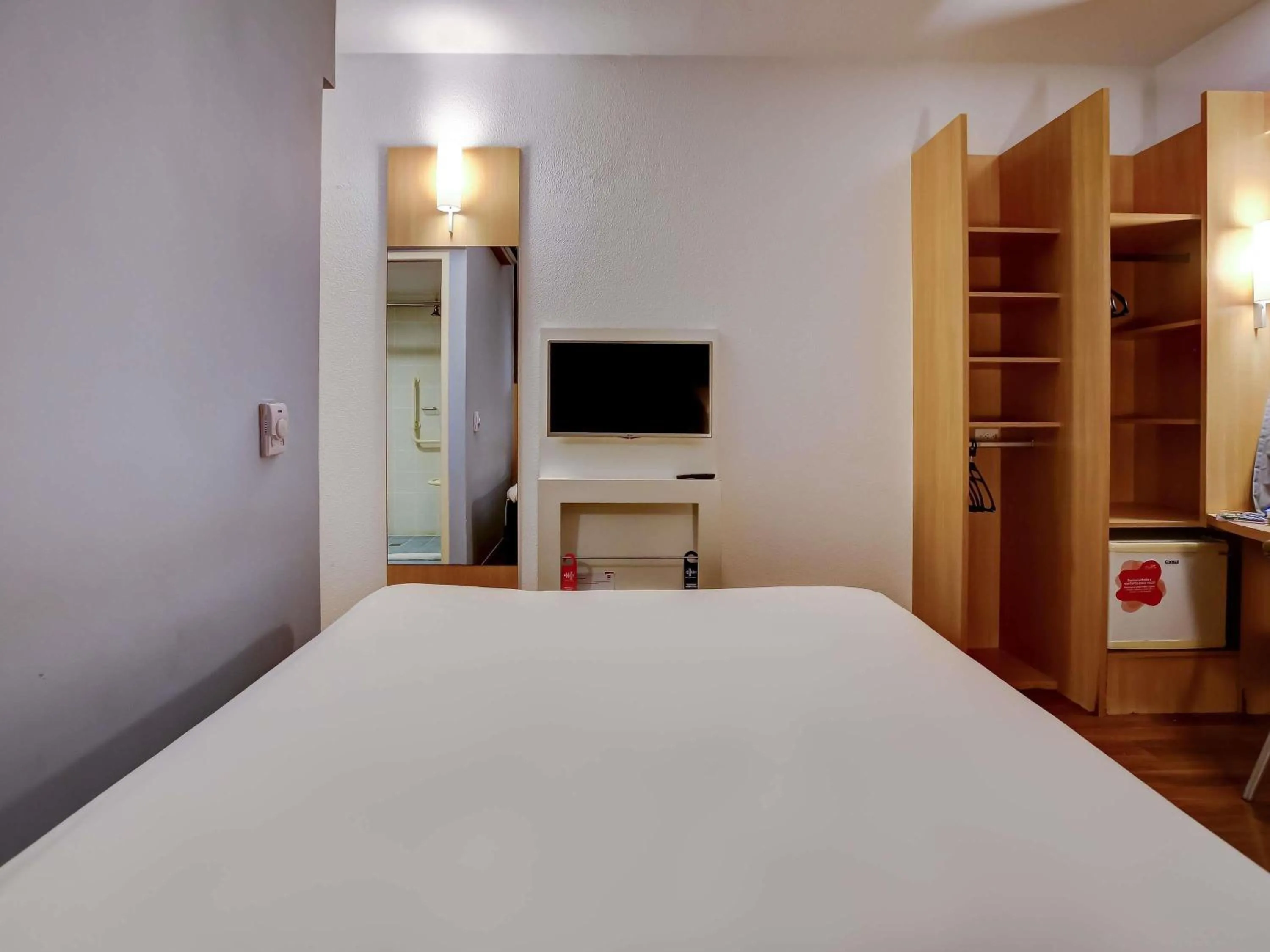 Bedroom, Bed in ibis Vitoria Praia do Canto