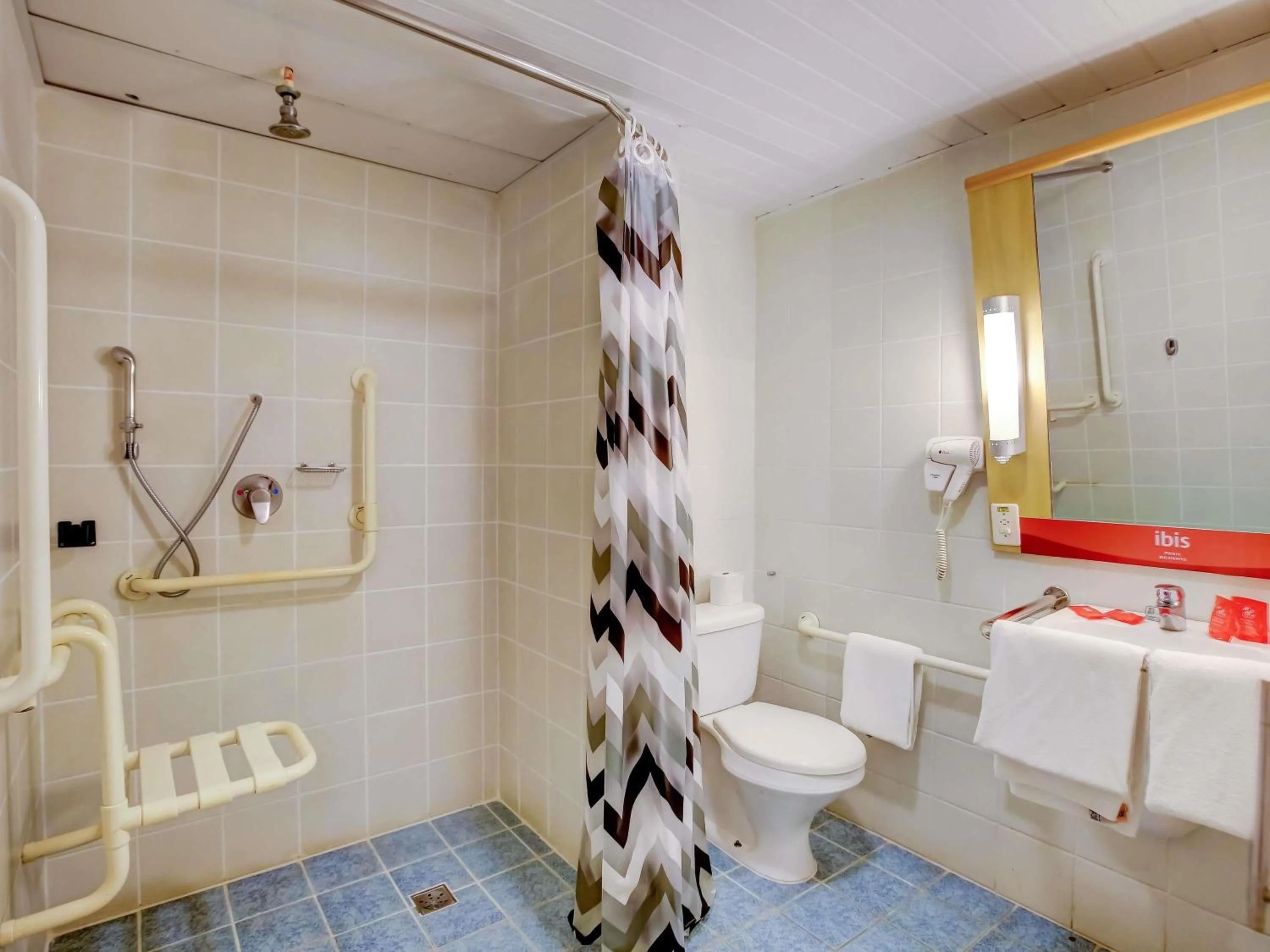 Bathroom in ibis Vitoria Praia do Canto