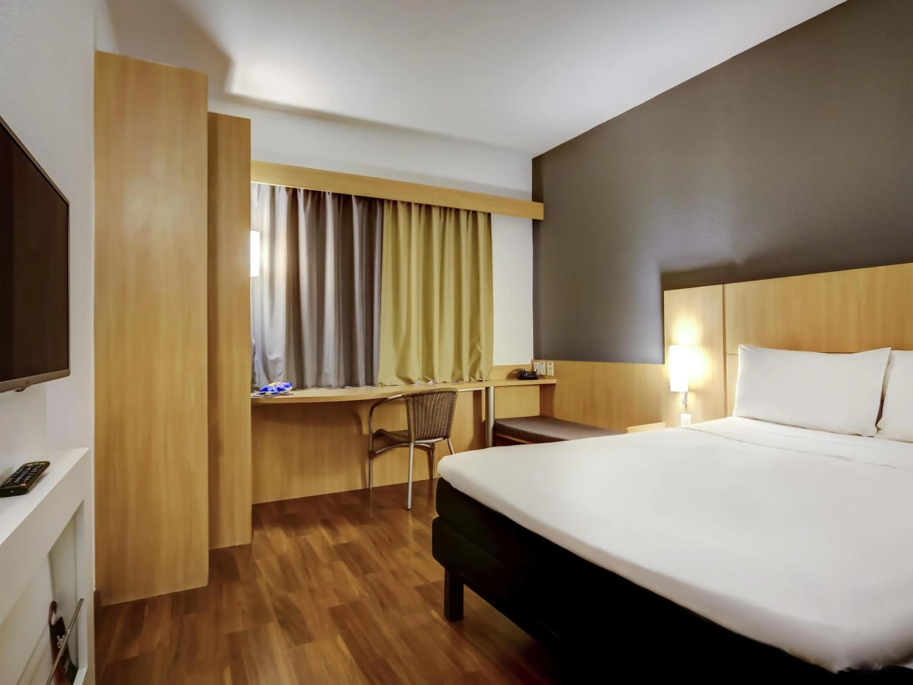 Bedroom, Bed in ibis Vitoria Praia do Canto