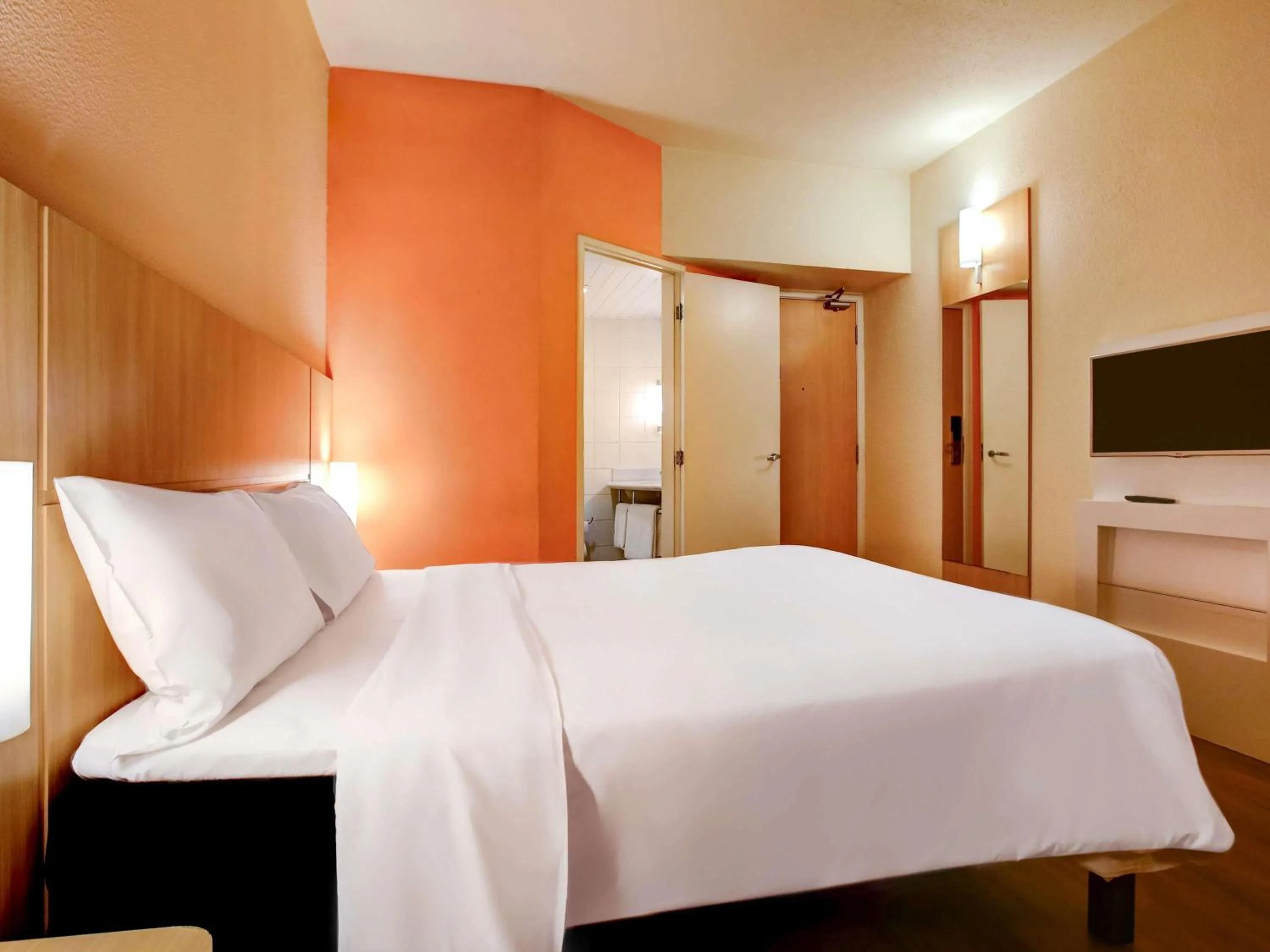 Bedroom, Bed in ibis Vitoria Praia do Canto