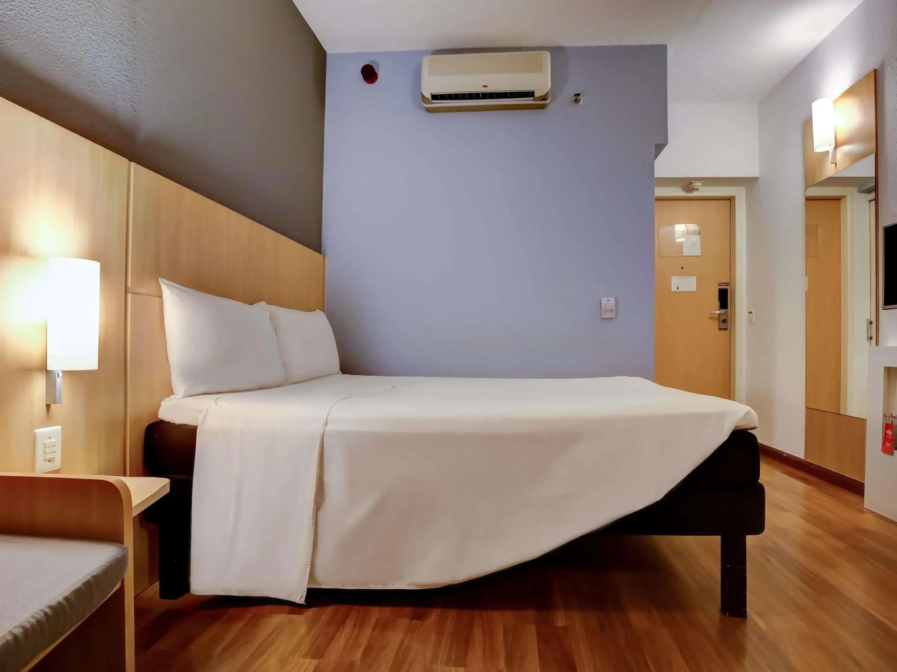 Standard Adapted Apartment with One Double Bed - single occupancy in ibis Vitoria Praia do Canto Standard Adapted Apartment with One Double Bed - single occupancy in ibis Vitoria Praia do Canto