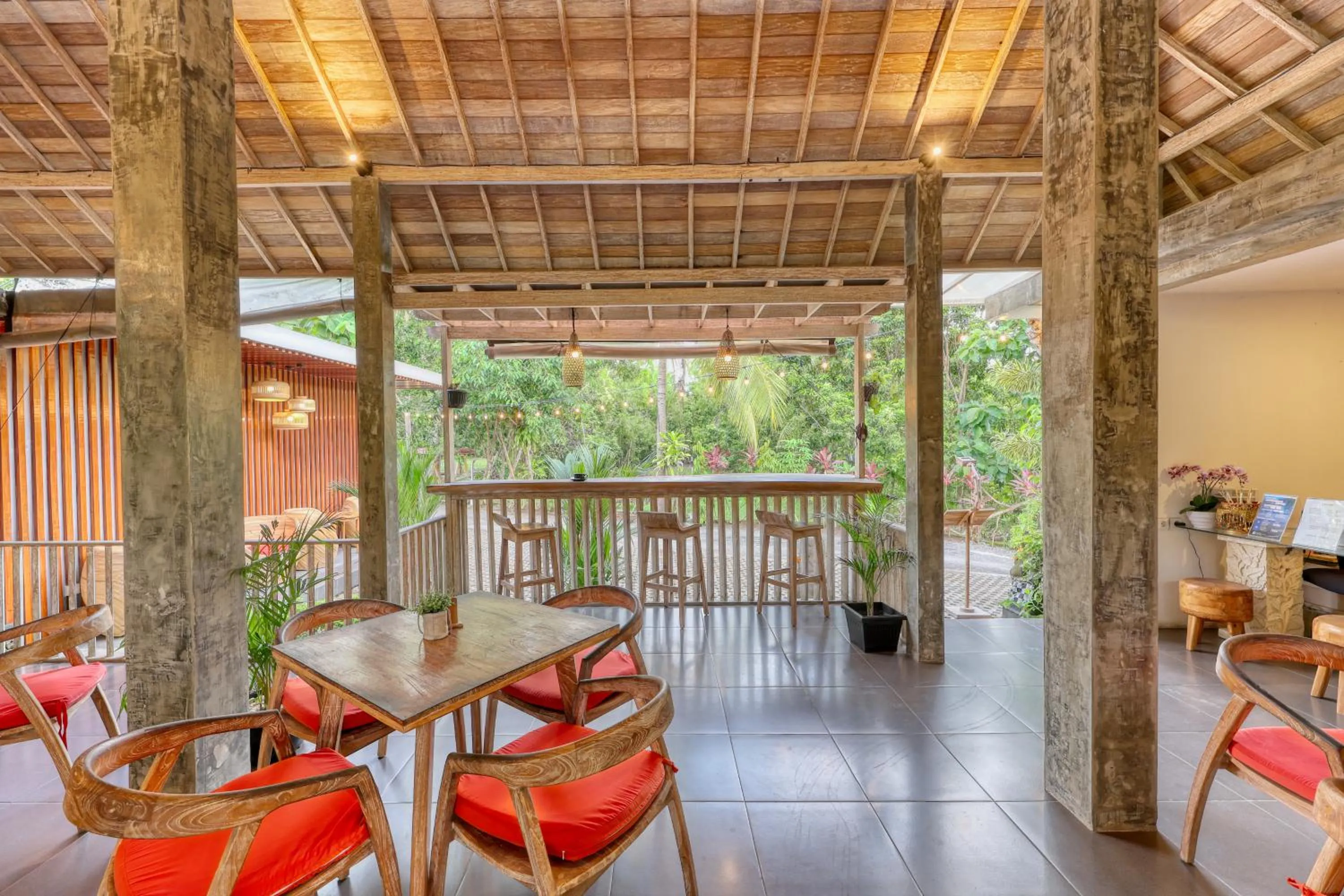 Restaurant/places to eat in Pradja Slumbung Villas