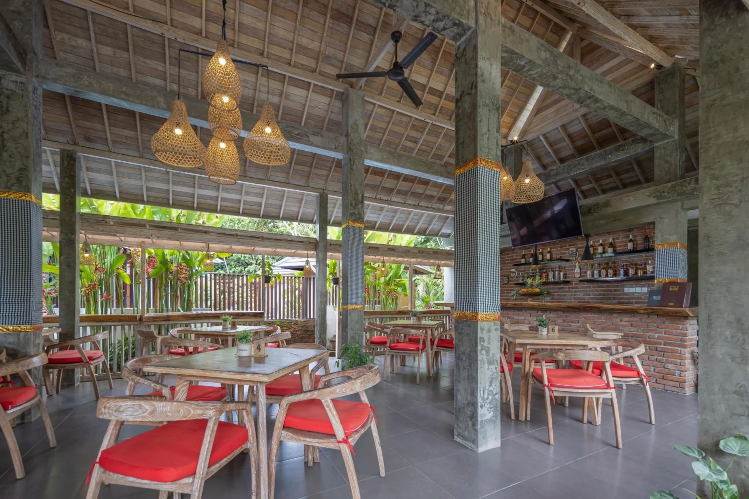 Restaurant/places to eat in Pradja Slumbung Villas