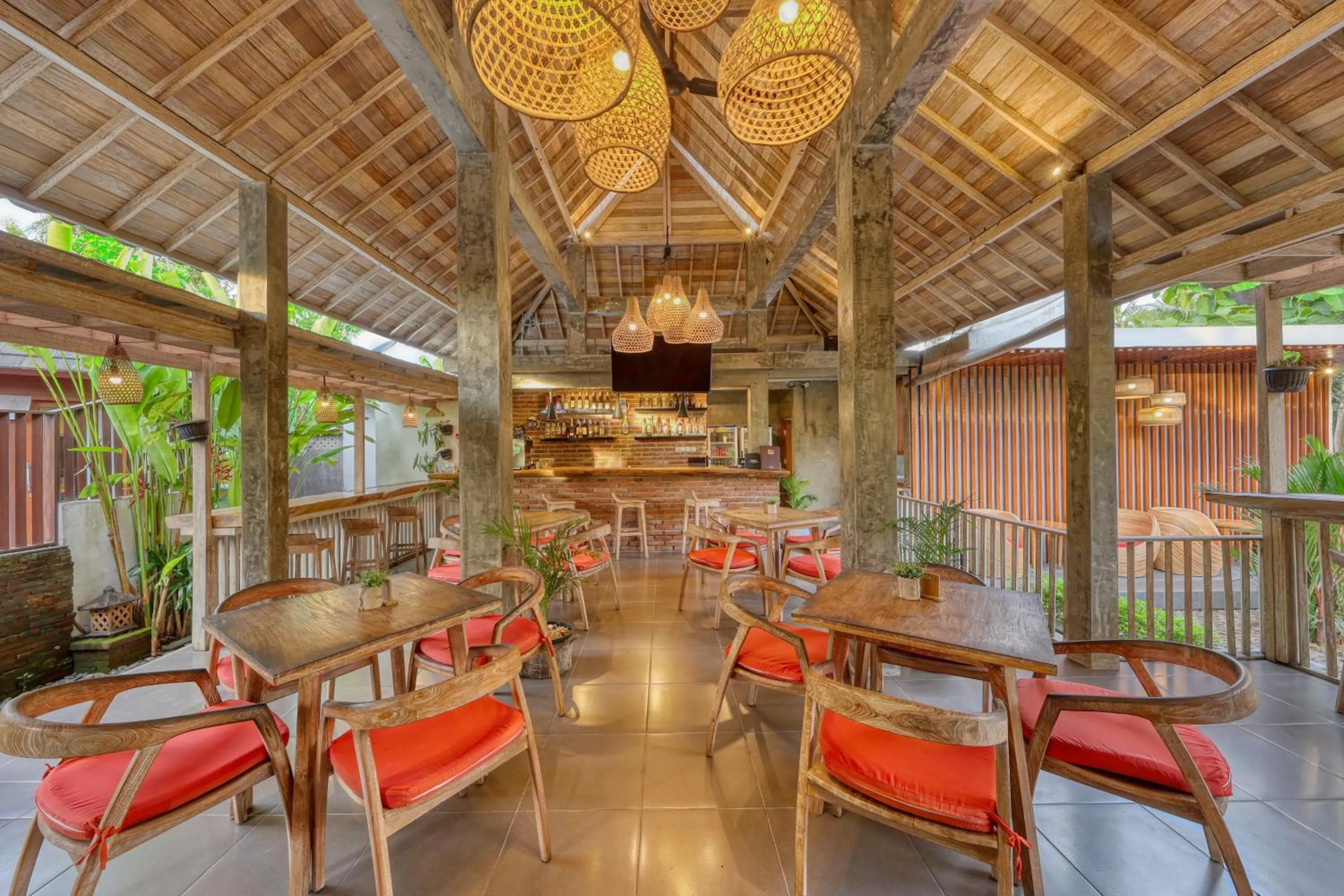 Restaurant/places to eat in Pradja Slumbung Villas