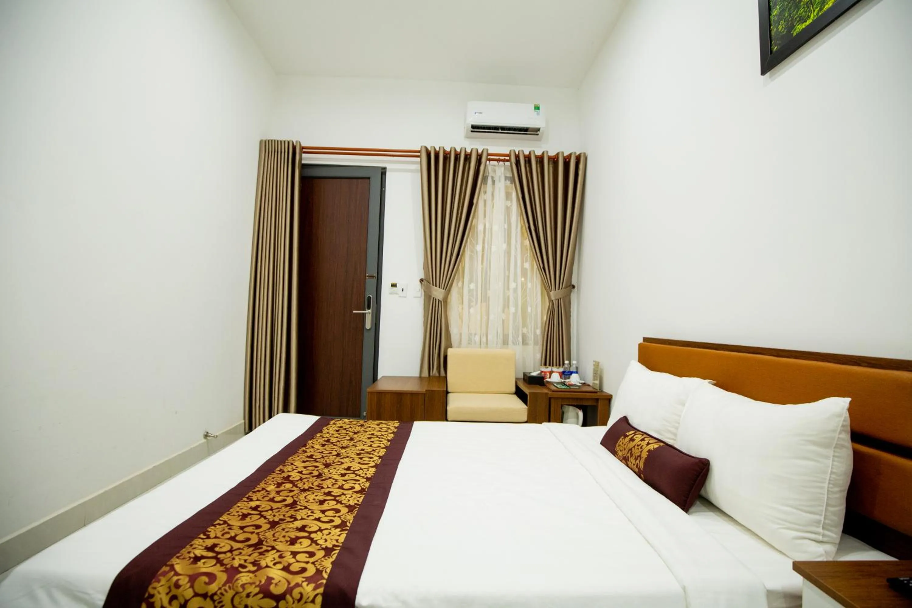 Bedroom, Bed in Nhat Quang Hotel