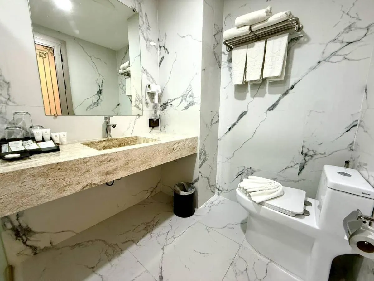 Bathroom in Golden Jomtien Beach Hotel