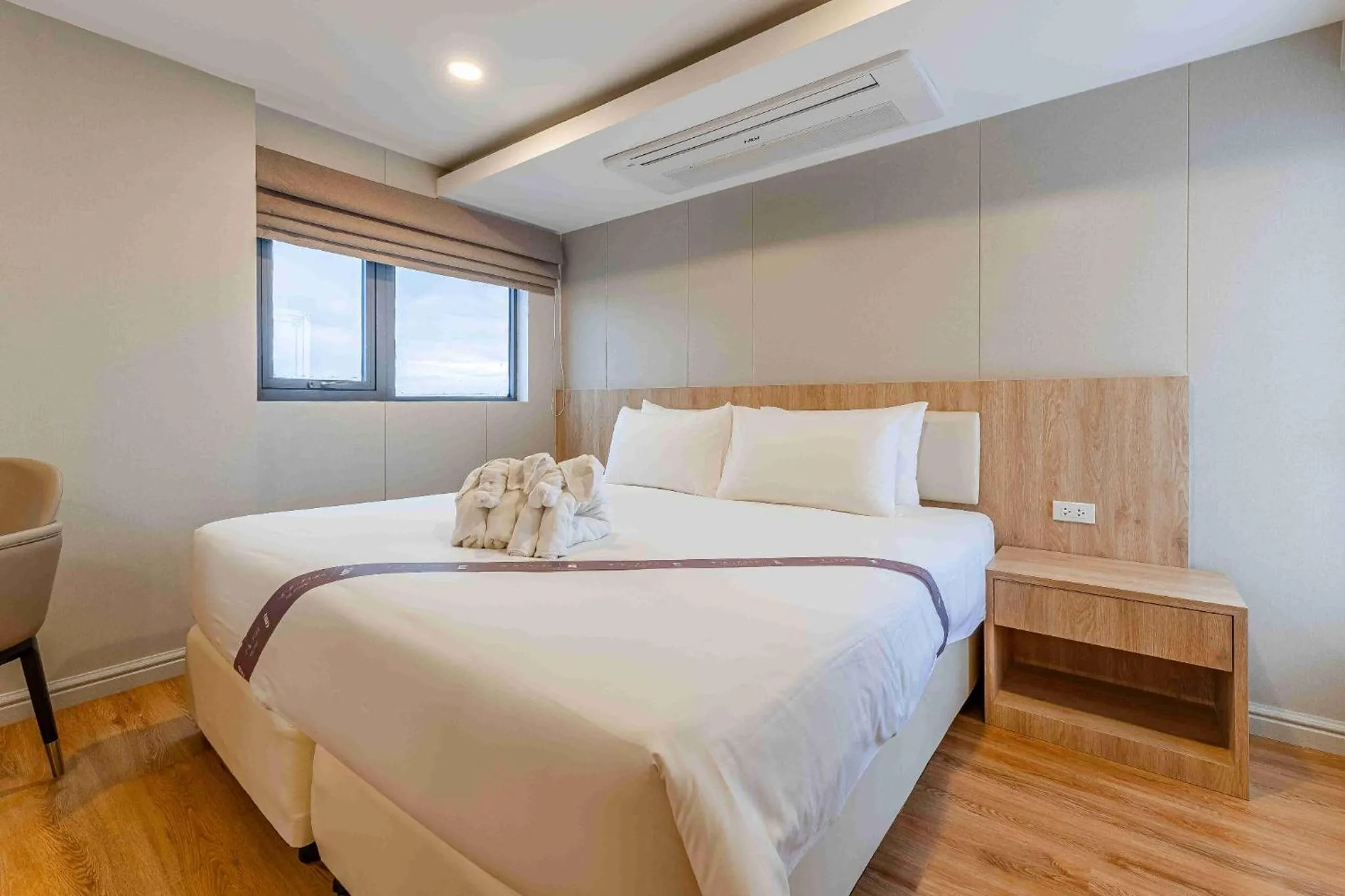 Bed in Golden Jomtien Beach Hotel