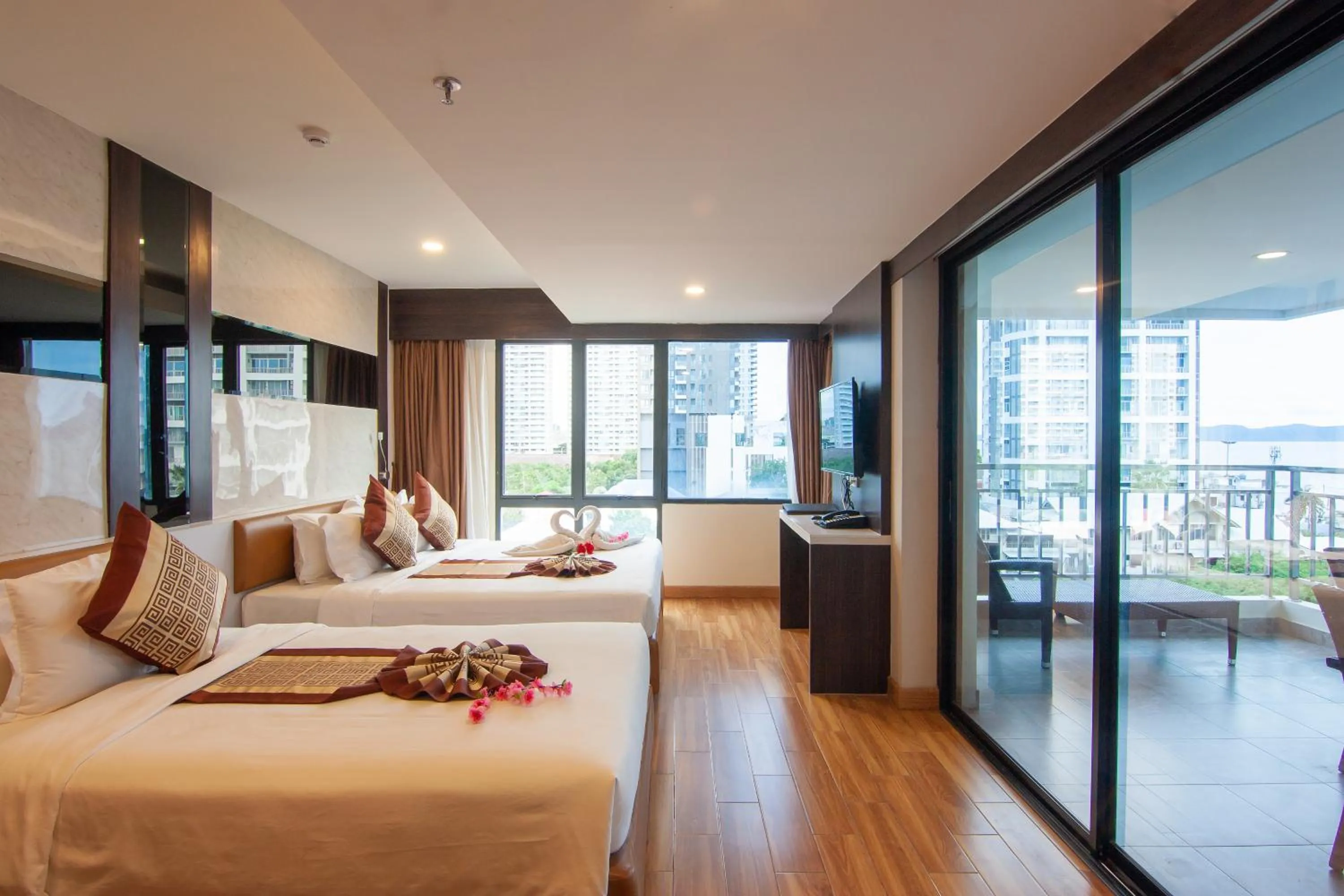 Bed in Golden Jomtien Beach Hotel