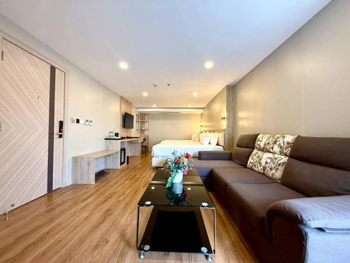 Bedroom, Bed in Golden Jomtien Beach Hotel