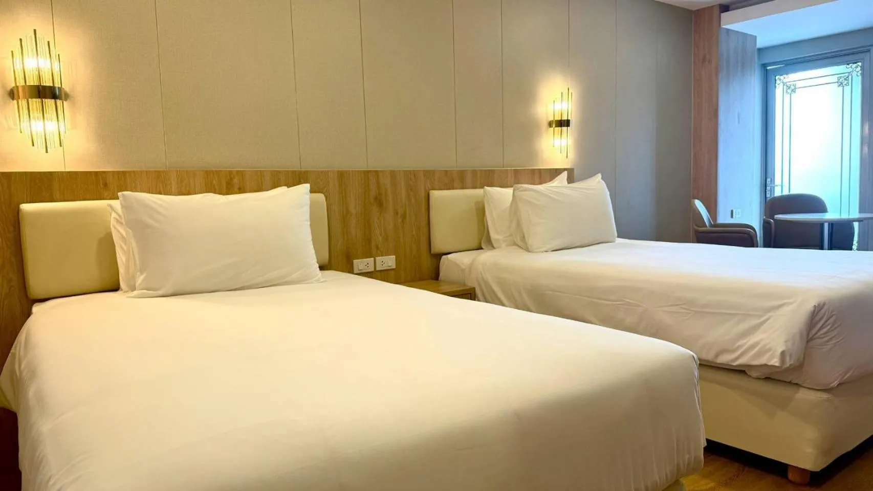 Bed in Golden Jomtien Beach Hotel