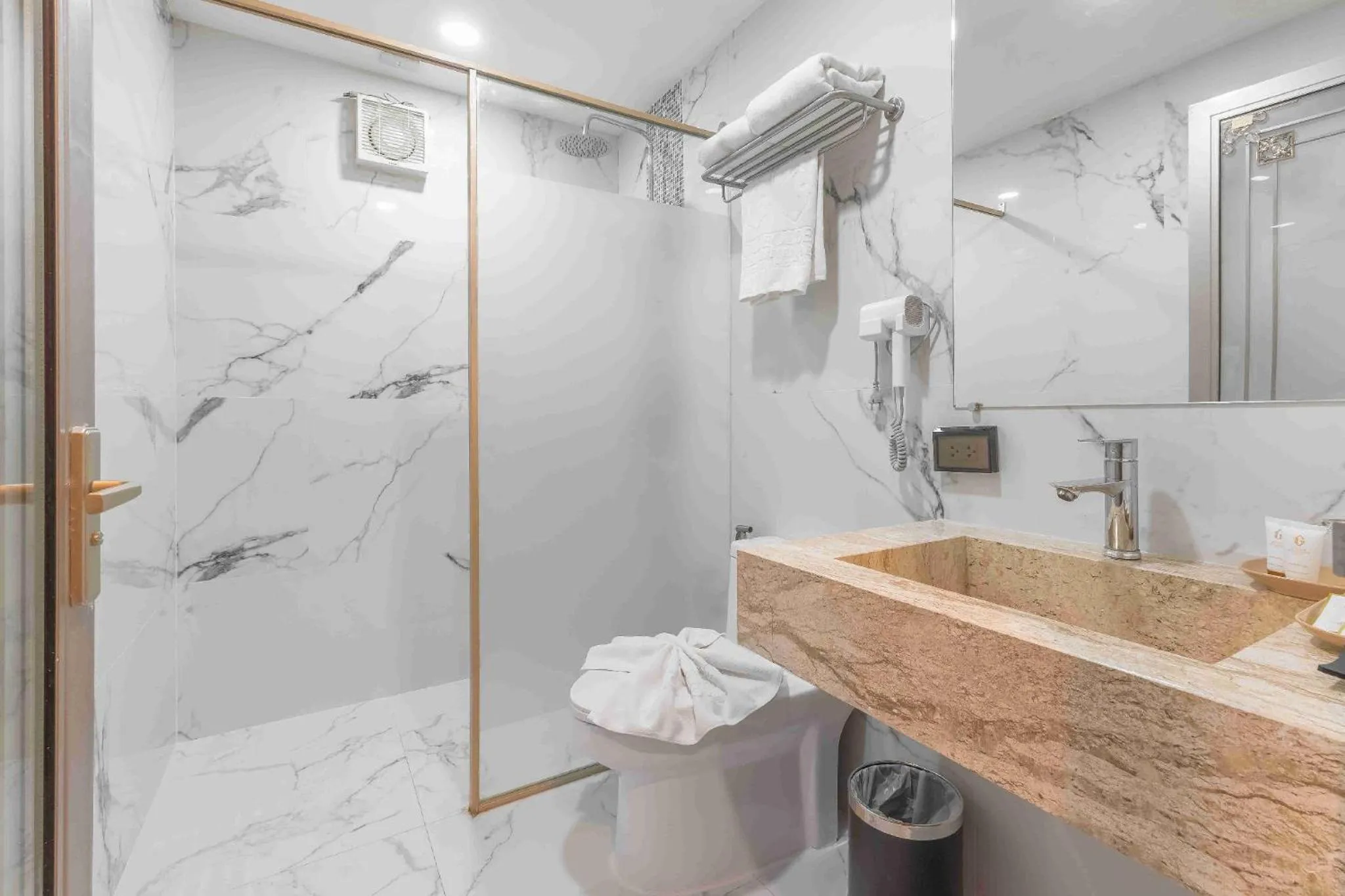 Bathroom in Golden Jomtien Beach Hotel