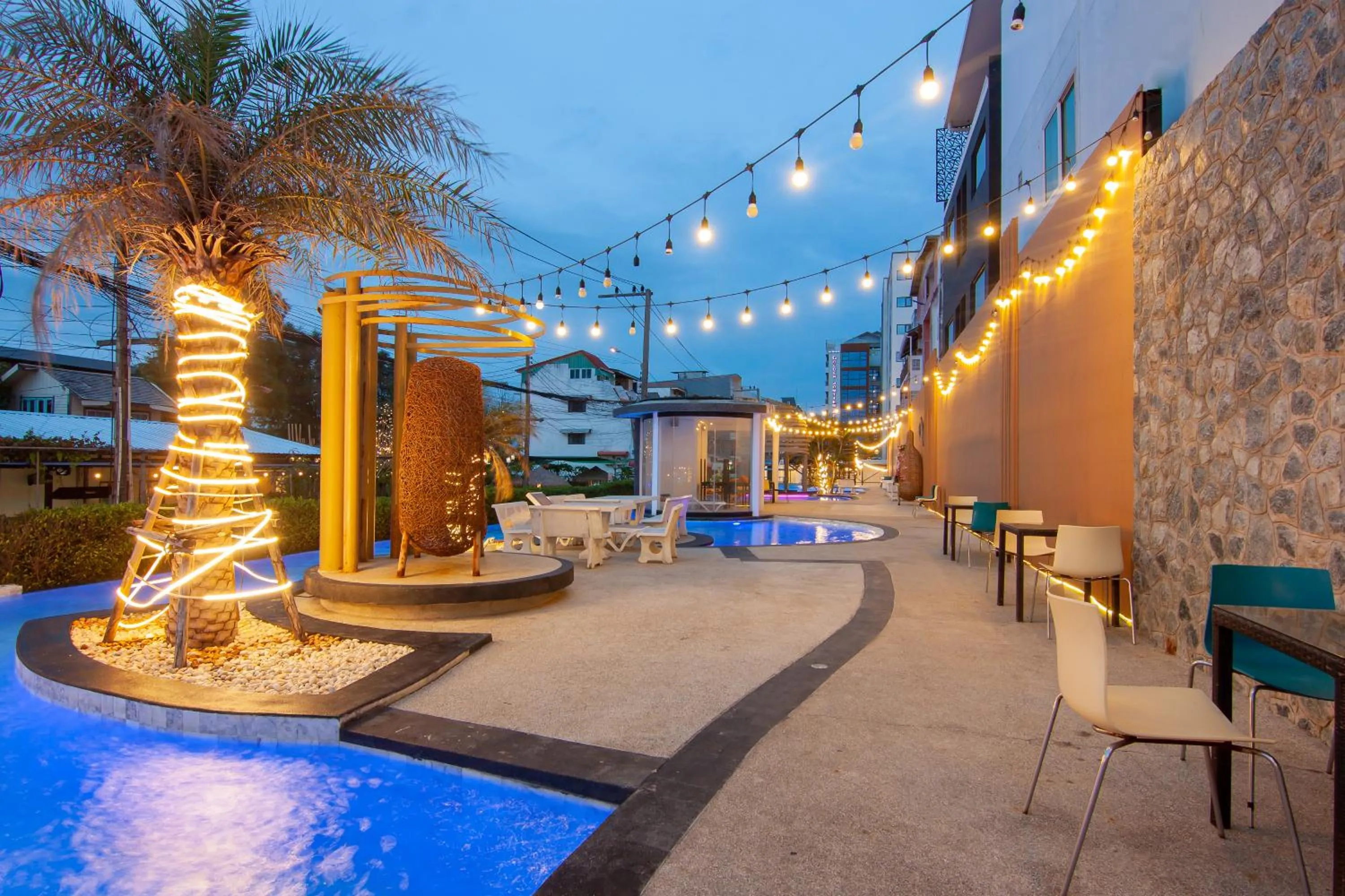 Swimming pool in Golden Jomtien Beach Hotel