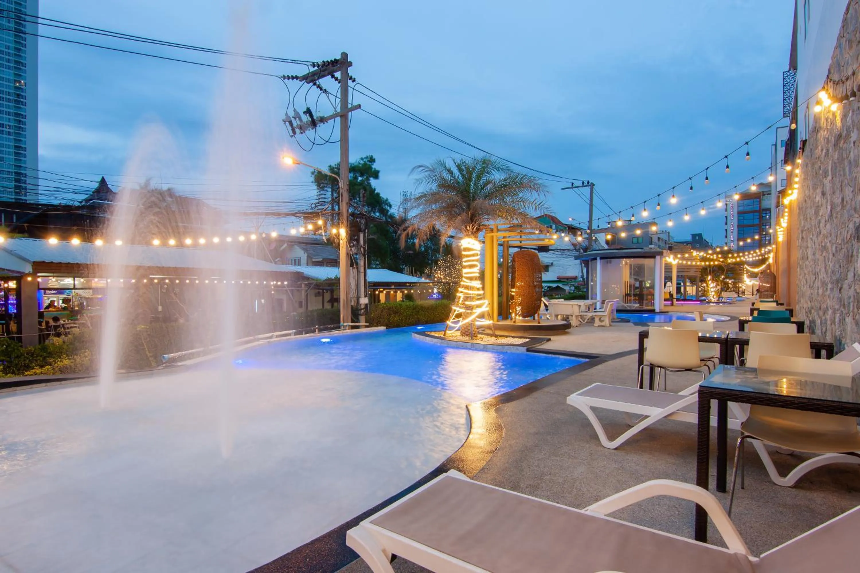 Swimming pool in Golden Jomtien Beach Hotel