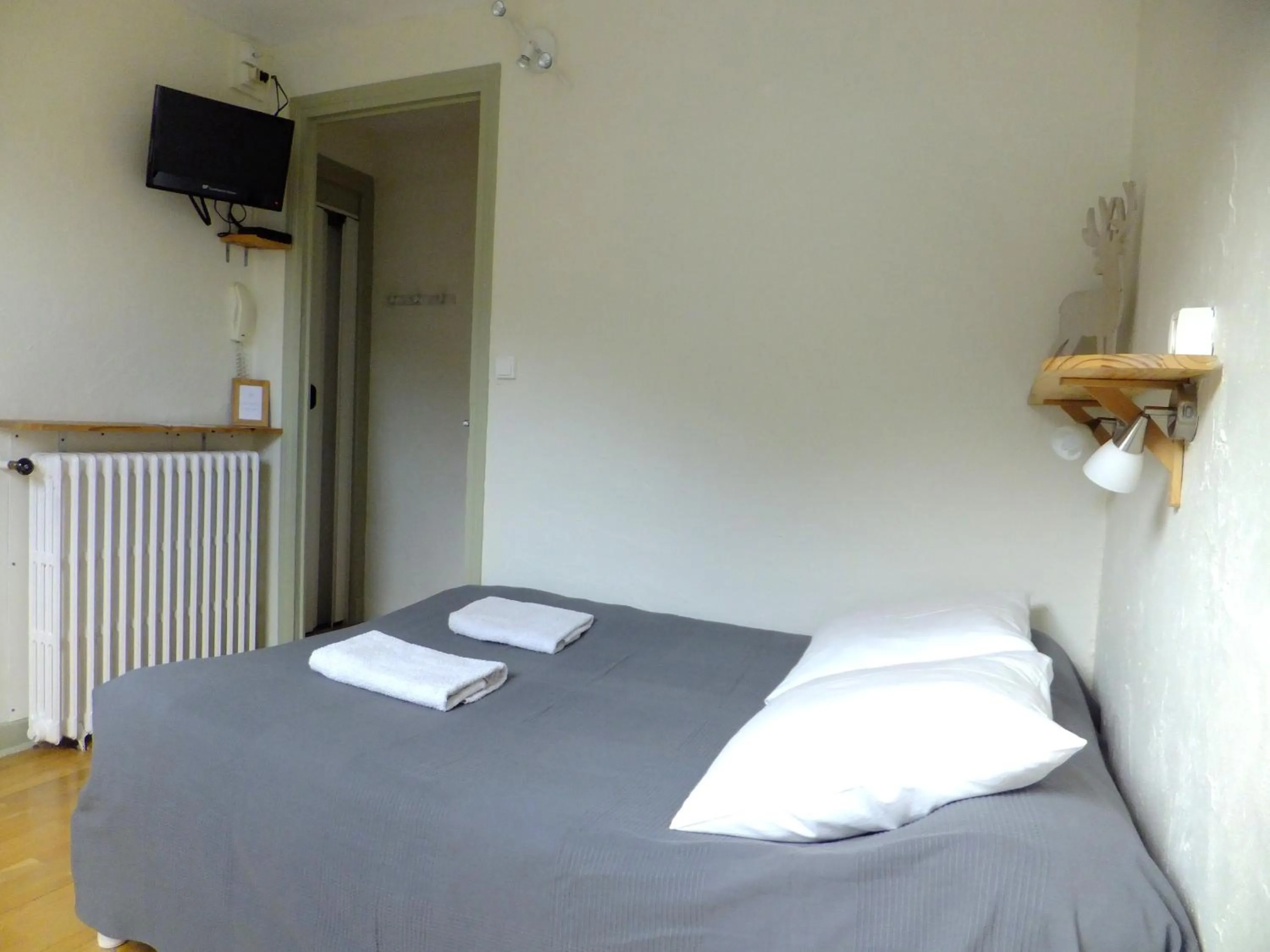 Photo of the whole room, Bed in Hôtel des Cimes