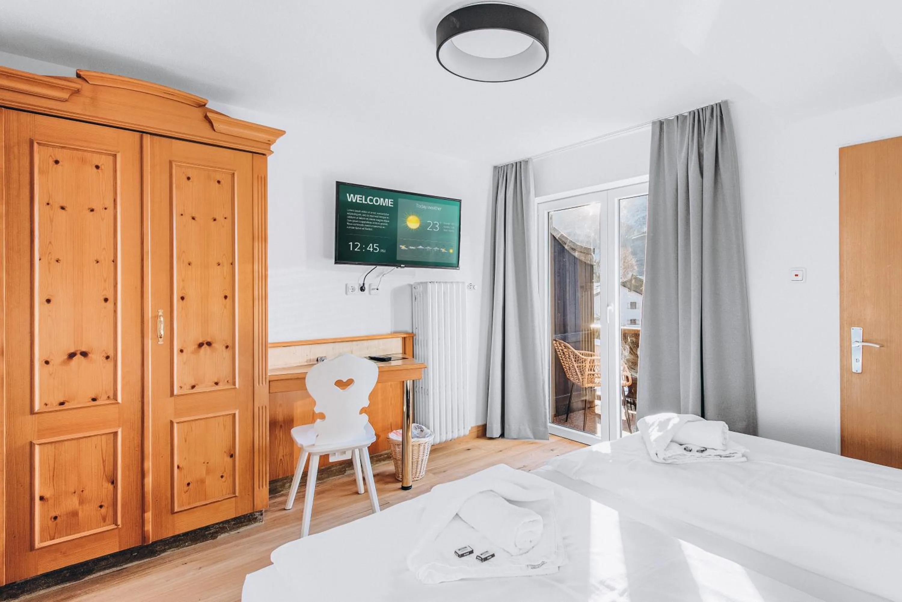 Photo of the whole room, Bed in Weidegg - Hotel Garni