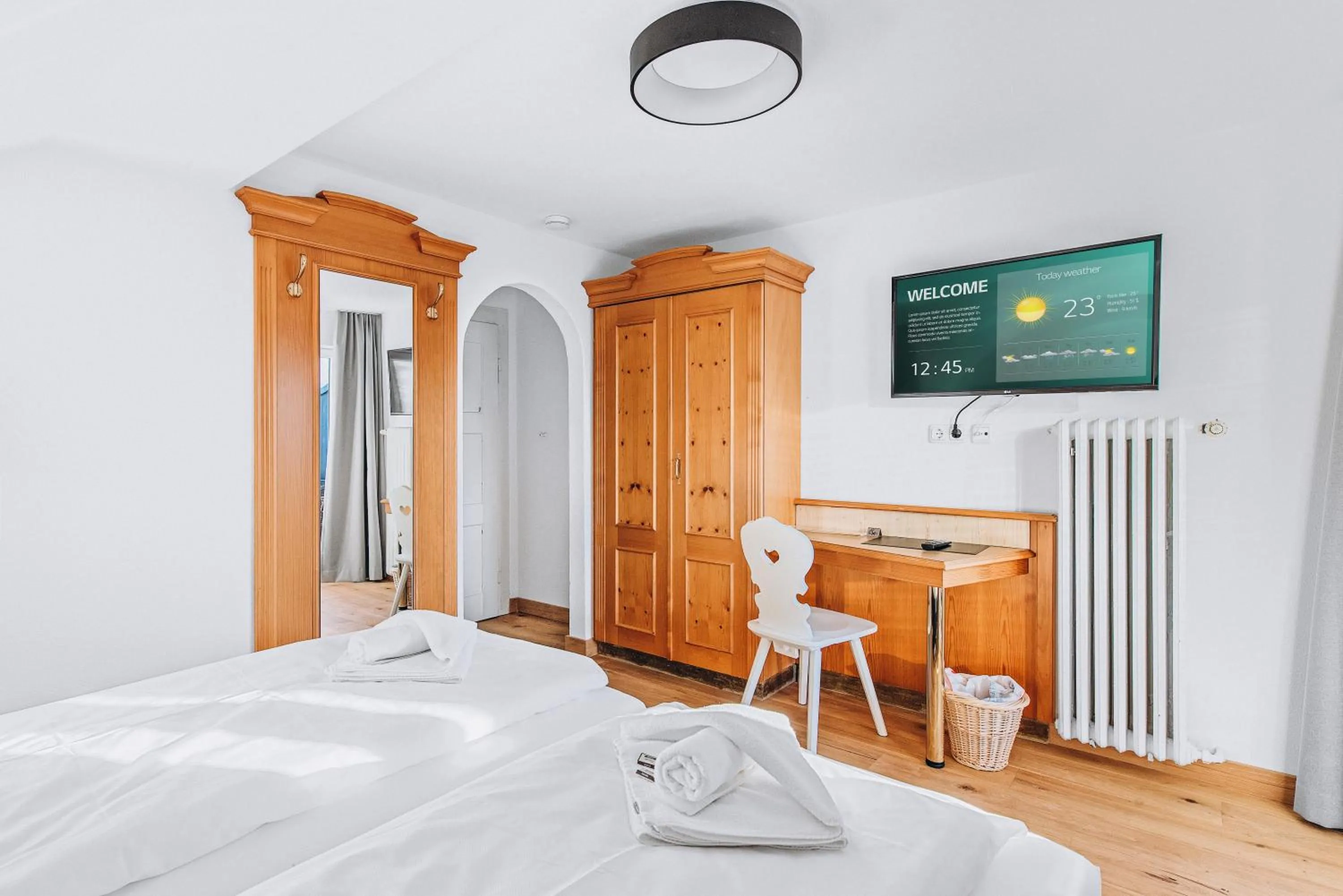 Photo of the whole room, Bed in Weidegg - Hotel Garni