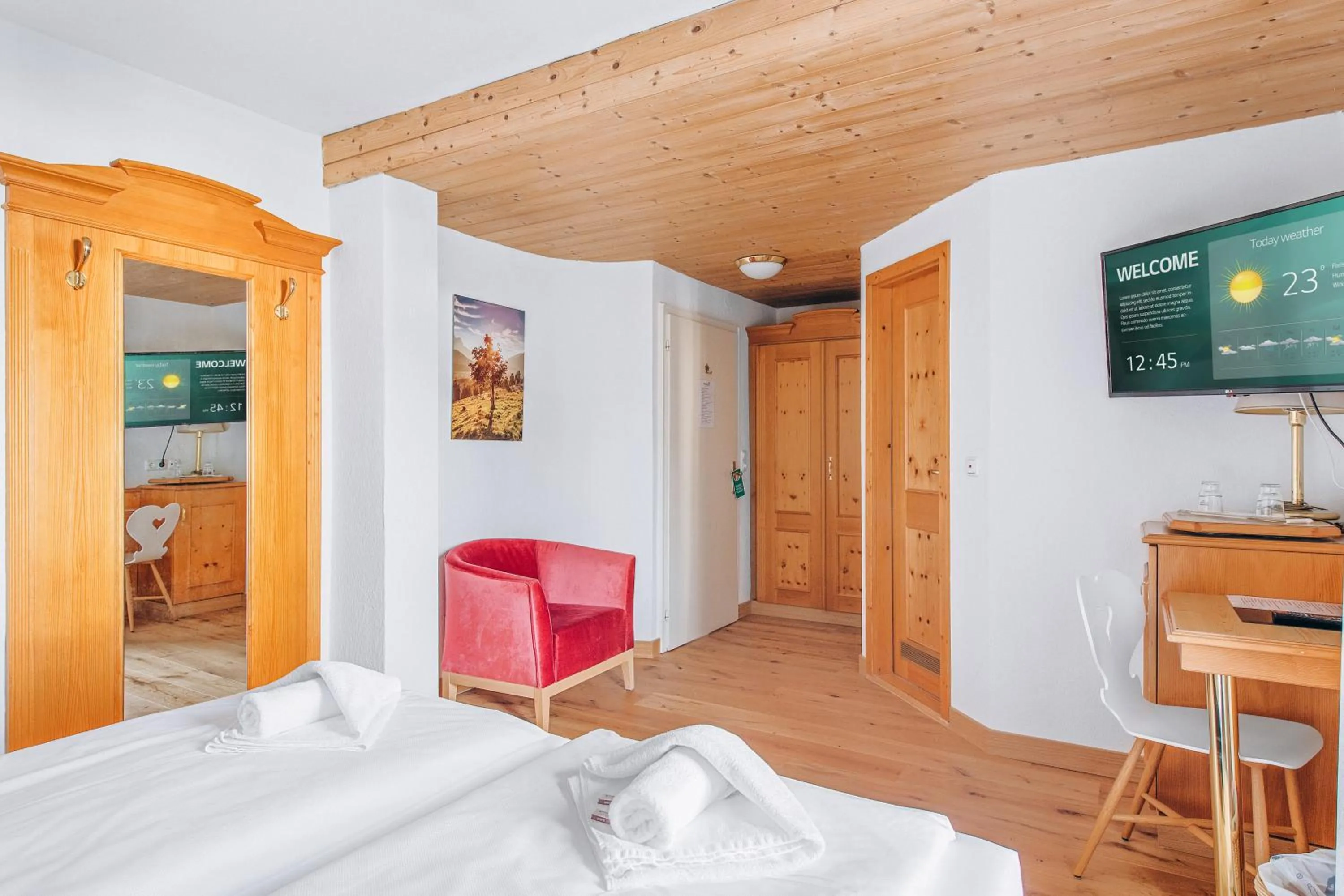 Photo of the whole room, Bed in Weidegg - Hotel Garni